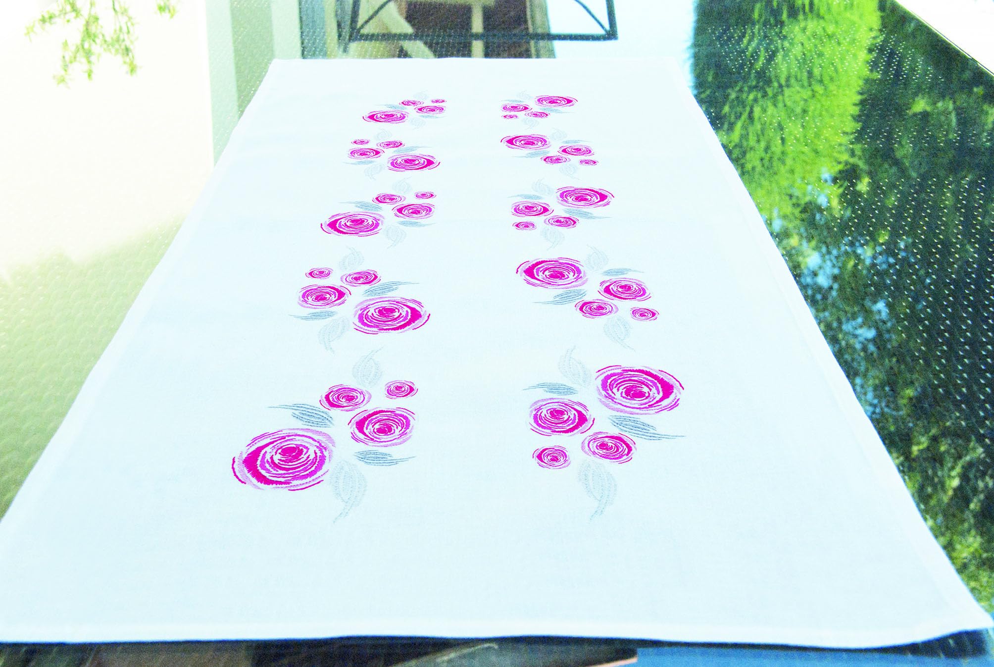 Chemin de table Brodelia 40x100 en tissu de qualité supérieure pour une décoration raffinée