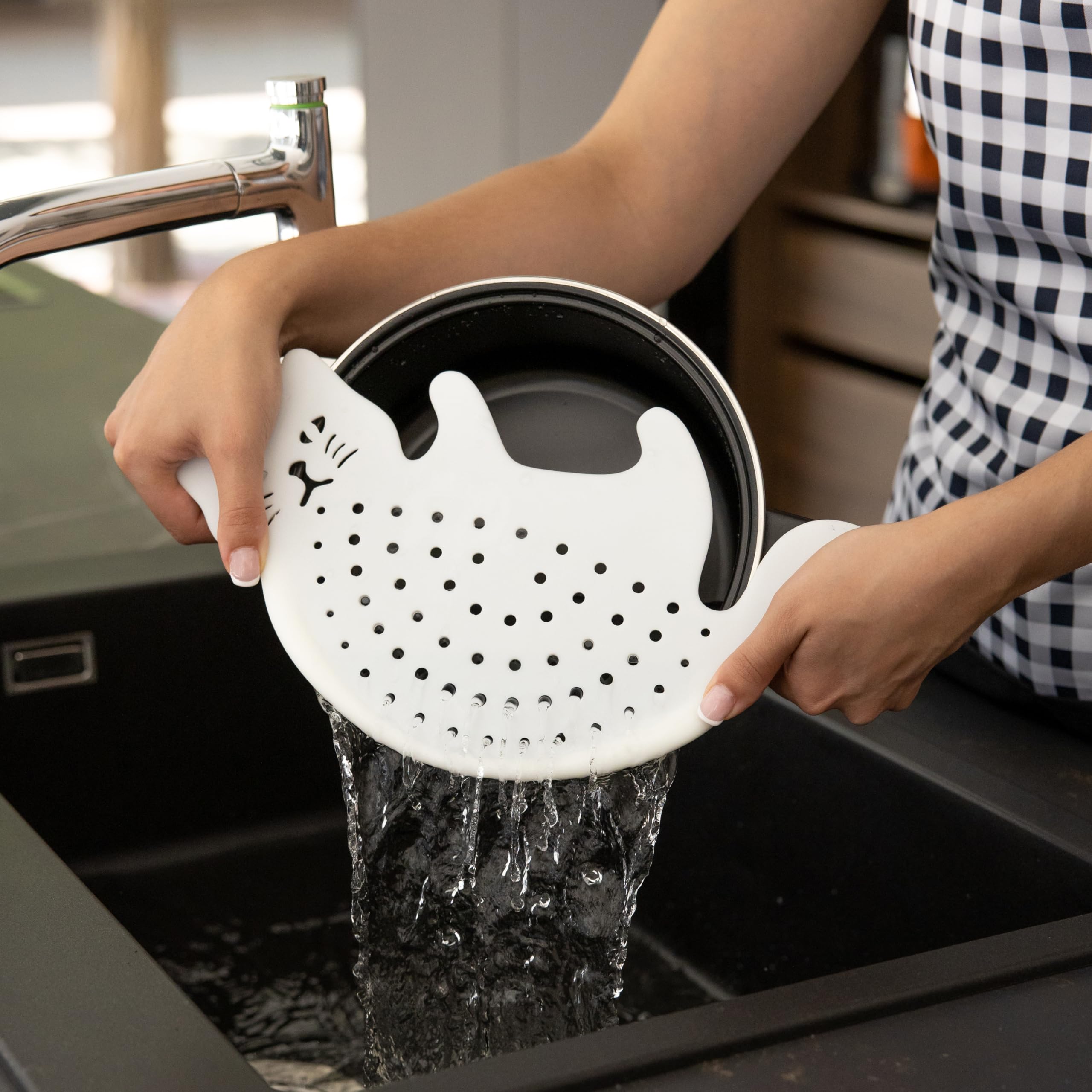 Fisura - Originale colino a forma di mezzaluna. Colino per pasta a forma di gatto. Scolapasta da cucina. Colino multiuso 33 centimetri x 17,5 centimetri . ABS (Bianco