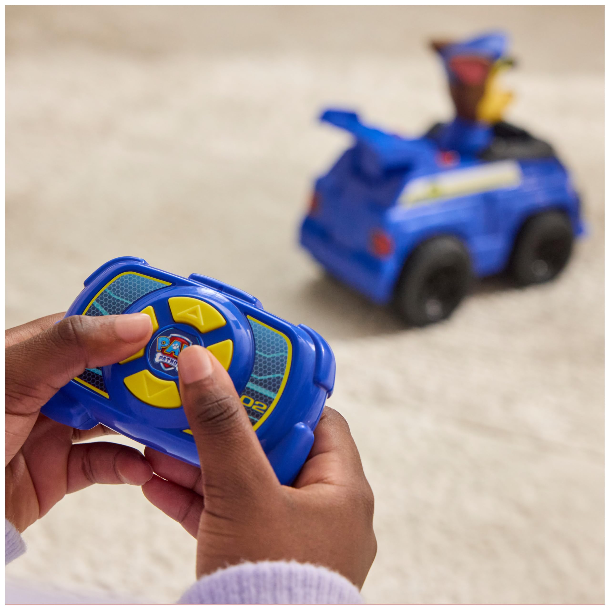 PAW Patrol Chase RC Action Cruiser, zdalnie sterowany samochód ze światłami LED i kontrolerem Easy-Steer, zabawki dla dzieci dla chłopców i dziewcząt w wieku 3 lat i starsze | Łatwy pilot - Efekty świetlne - Naprawiona figurka Chase - Samochód dziecięcy 2