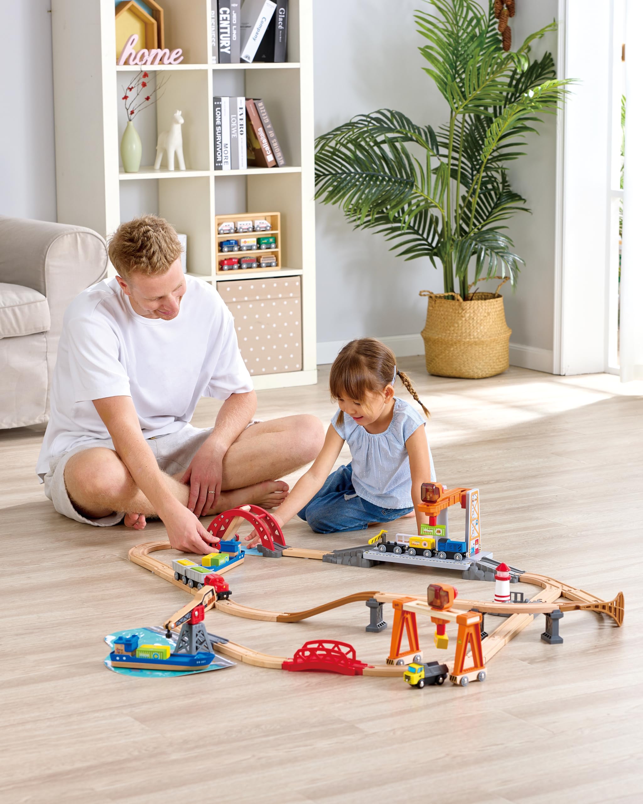 Hape Bahn- und Seefracht Set - Eisenbahn für Kinder, Holz-Frachtzug und Frachtschiff mit Kran, 2-in-1 Eisenbahn- und Hafen-Spielset, ab 3 Jahren