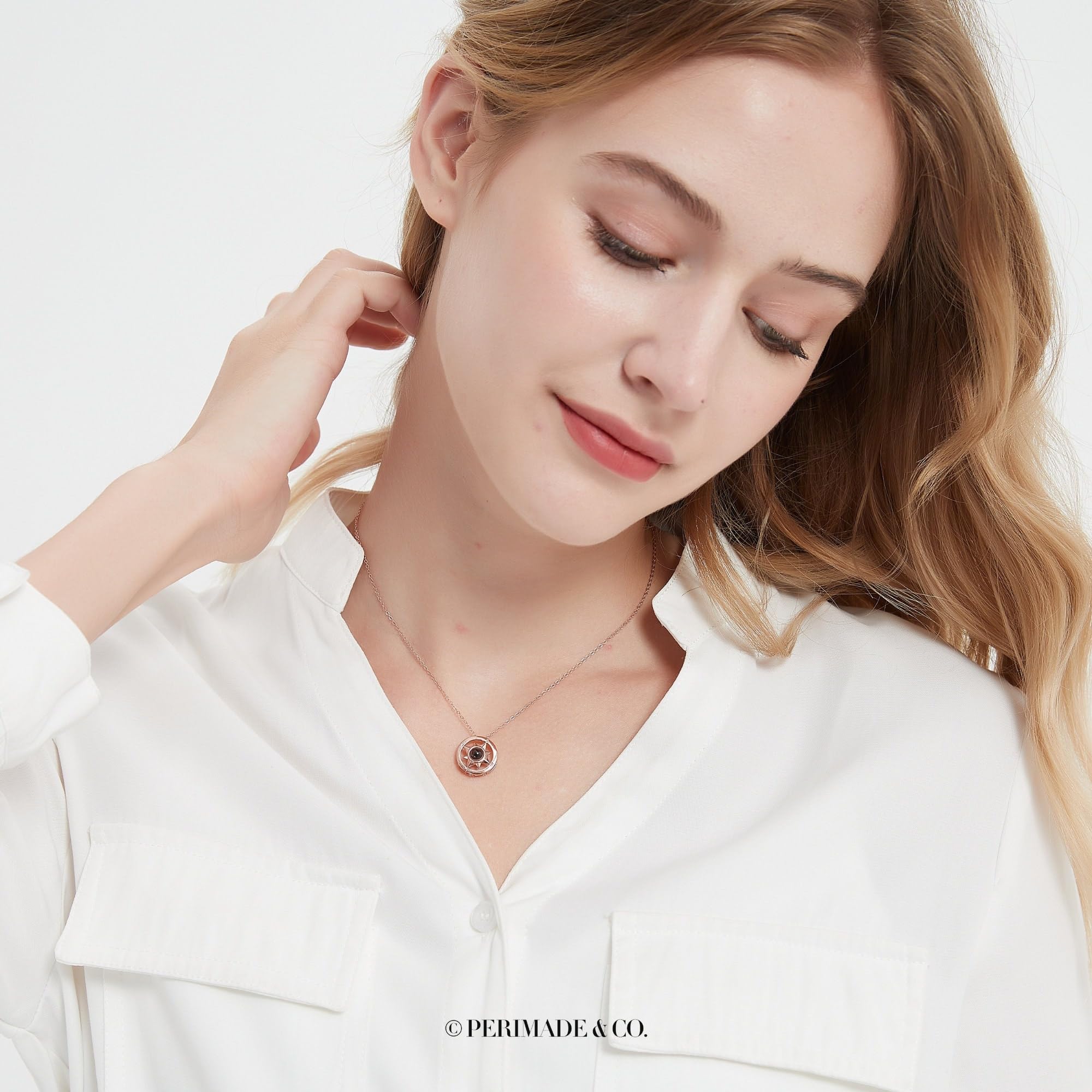 PERIMADE Collana con bussola personalizzata con proiezione fotografica, ciondolo con immagine personalizzata con testo e amore in 100 lingue all'interno, collana con ciondolo a cerchio in zirconia