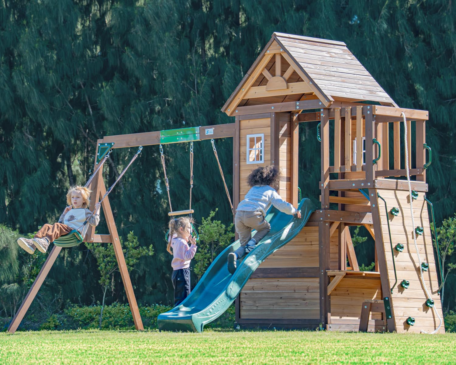 DOLPHIN PLAYGROUND T Schaukel-Set mit Rutsche, 2 Schaukeln, Trapezstange, Kletterwand & Spielhaus mit Spielküche und Holzdach – Outdoor-Spielgerät aus Zedernholz für Kinder ab 3 Jahren | Rutsche, 2 Schaukeln, Trapezstange, Kletterwand – Outdoor-Spielgerät