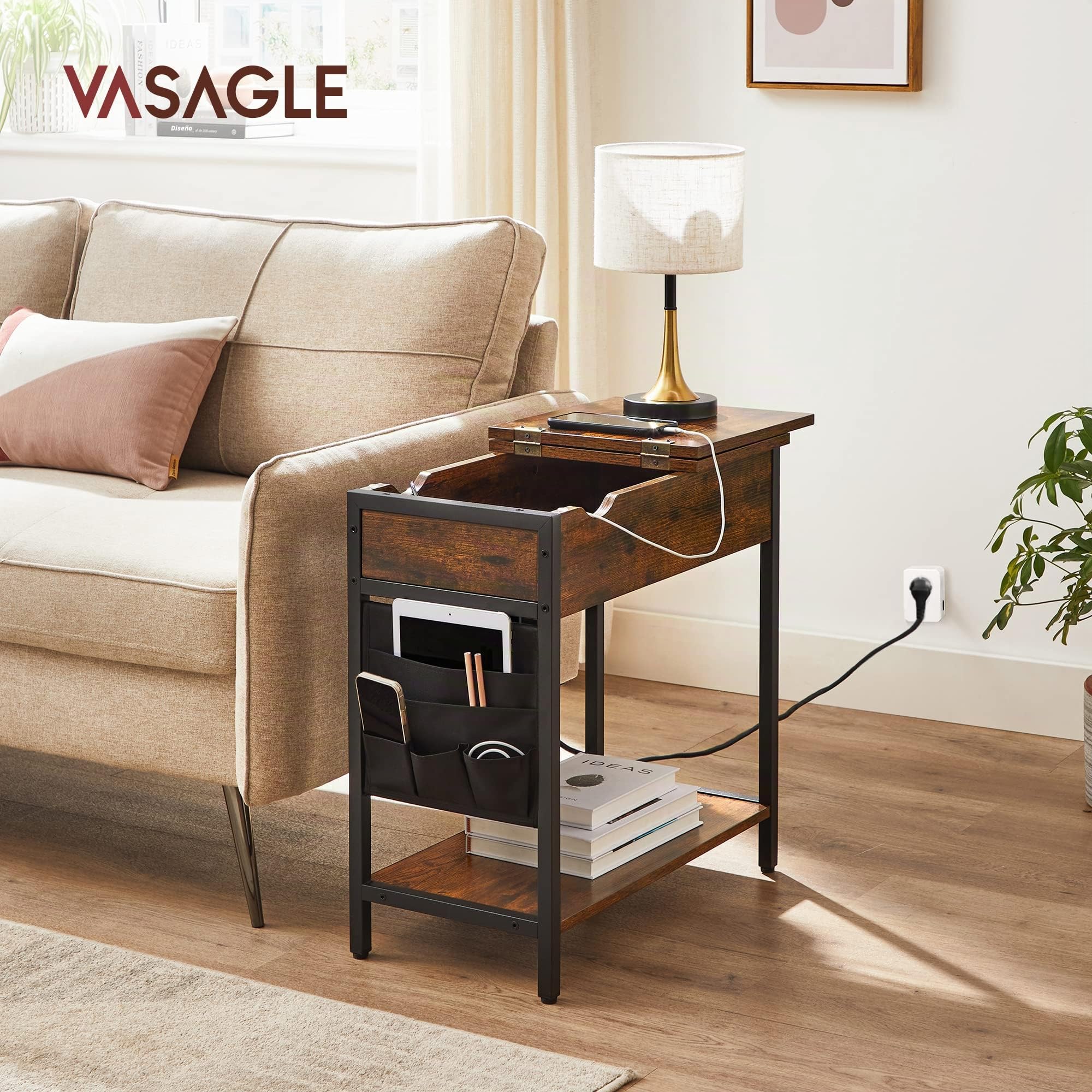 VASAGLE Mesa Auxiliar con Multienchufe, Mesa Lateral Estrecha con Puertos USB, Sacos, Mesita de Noche, para SalÓn, Dormitorio, MarrÓn RÚstico y Negro LET311B01