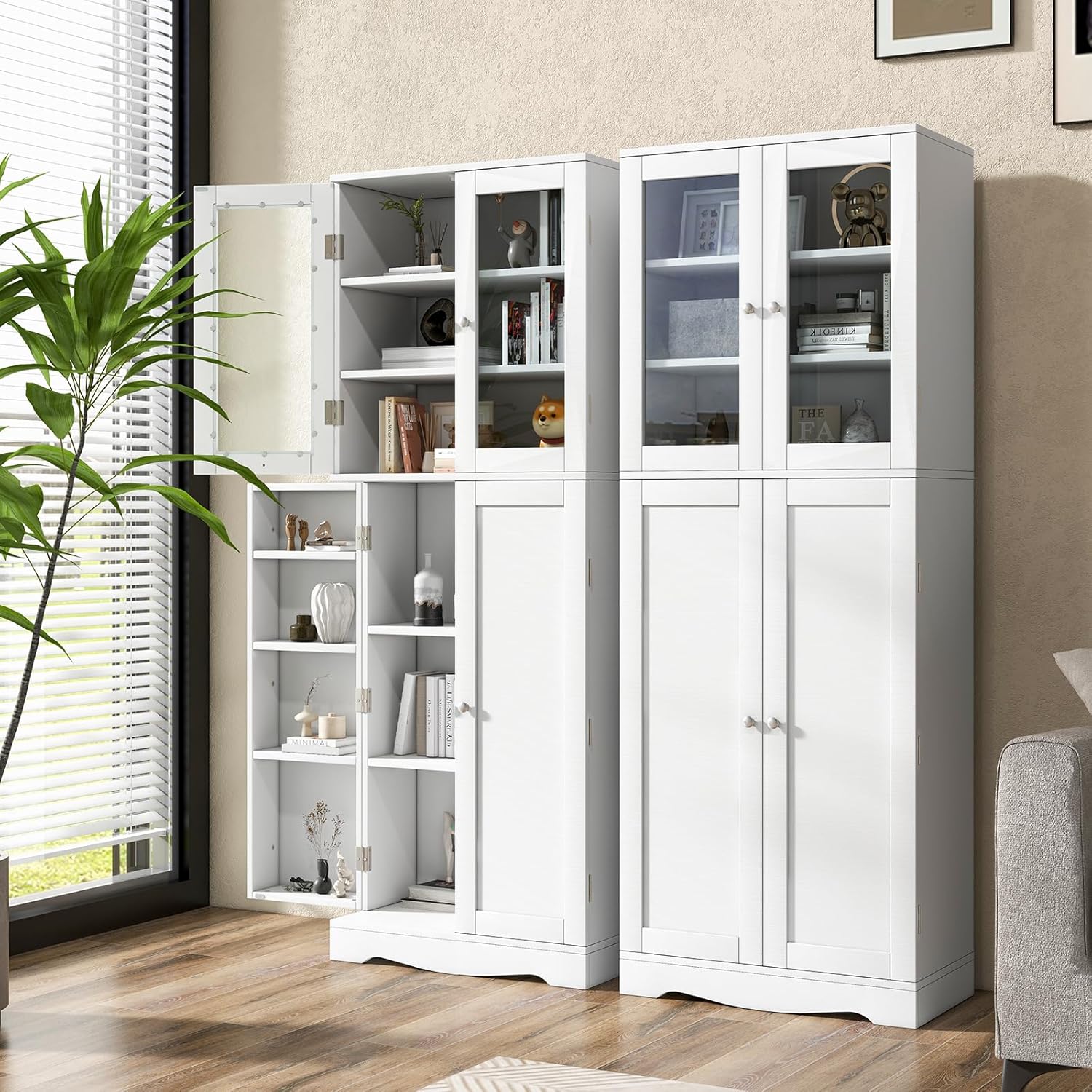 ภาพระยะใกล้แสดงให้เห็นตัวล็อกแม่เหล็กและลูกบิดที่จับง่ายของประตูตู้