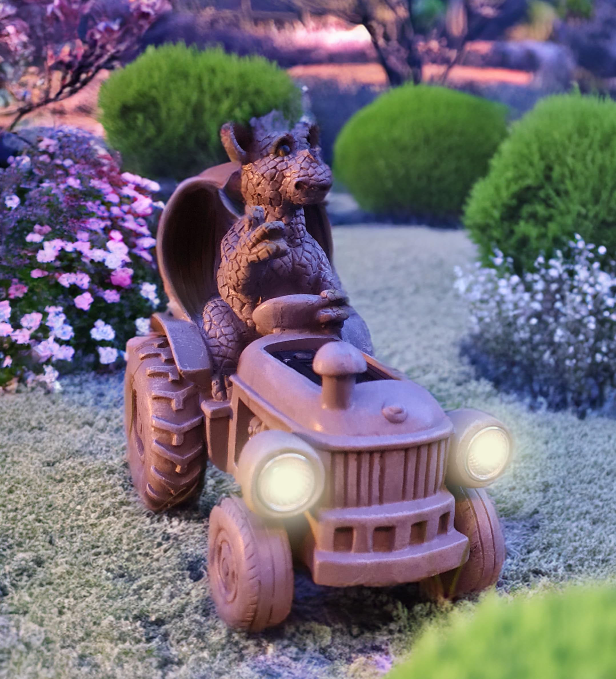 Kremers Schatzkiste Drachenkind auf Traktor mit Solar-Laterne Gartenfigur Drache wetterfest Gartendeko aus Polyresin Solarlicht Scheinwerfer beleuchtet Handbemalt witterungsfest