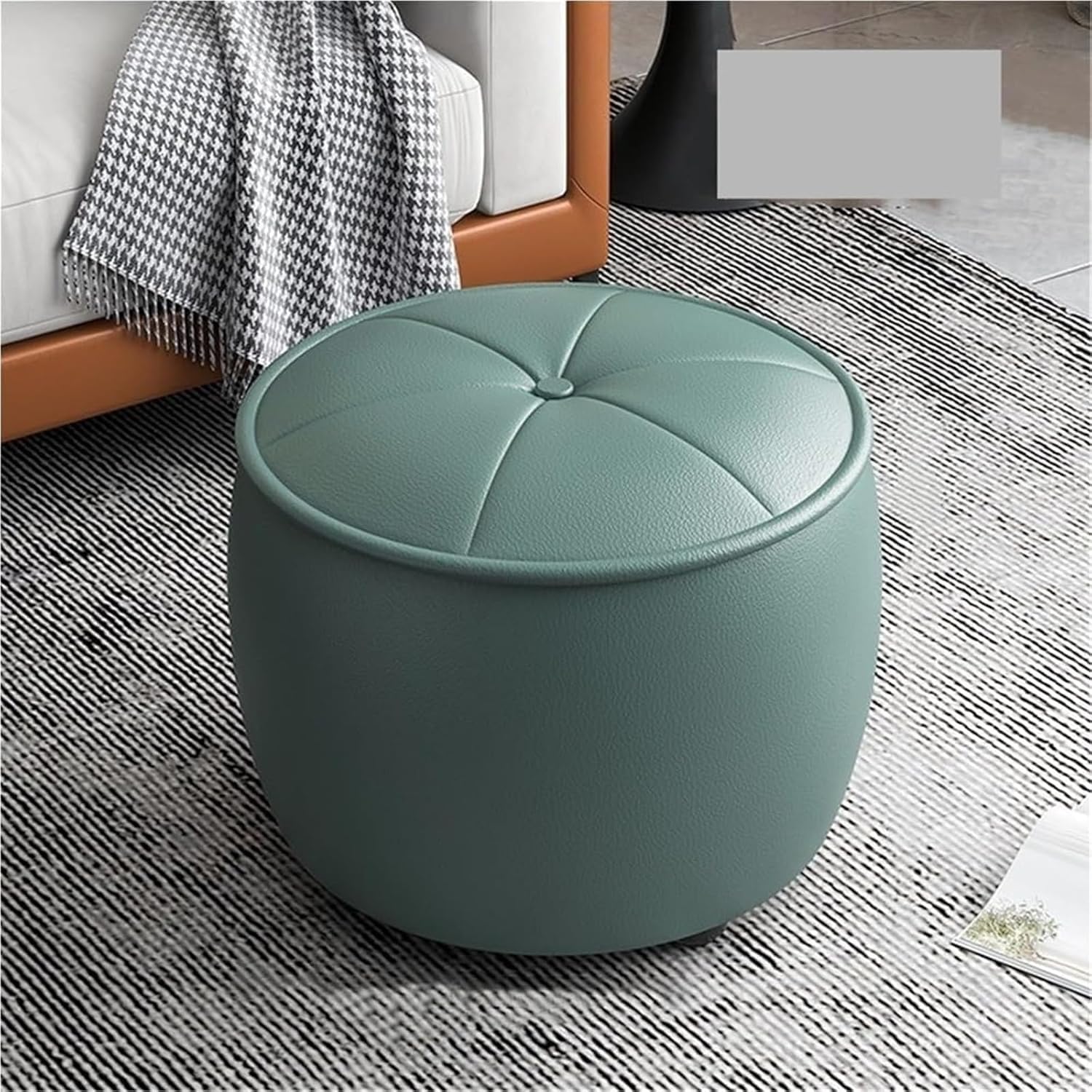 Pouf rond en peluche vert et petit repose-pieds en cuir pour salon
