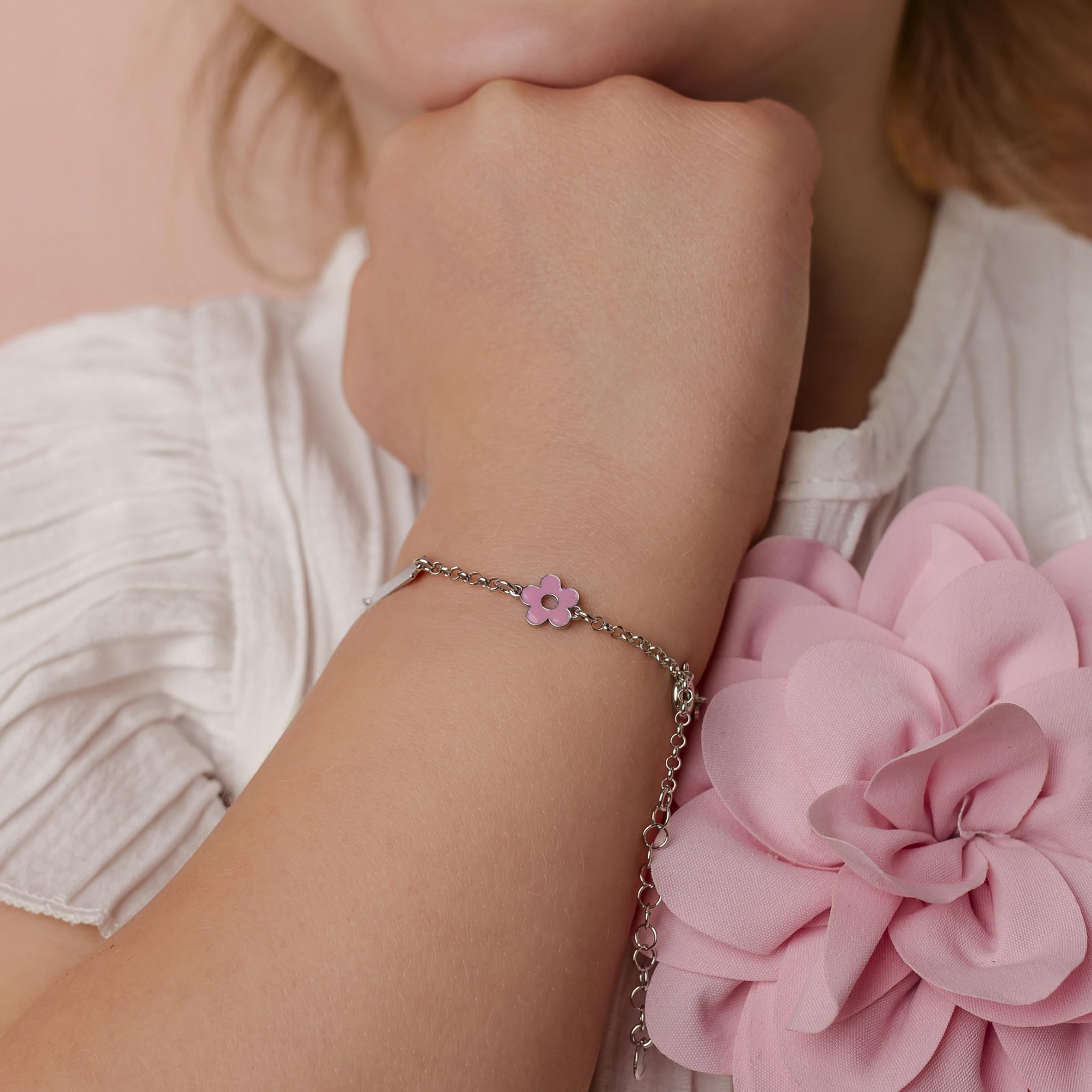 Sakrami Pulsera para Niña en Plata de Ley 925 + Placa Personalizable con Grabado de Nombre + Colgantes Esmaltados de Flor y Mariposa + Idea de Regalo para Nacimiento, Bautizo, Comunión, Cumpleaños