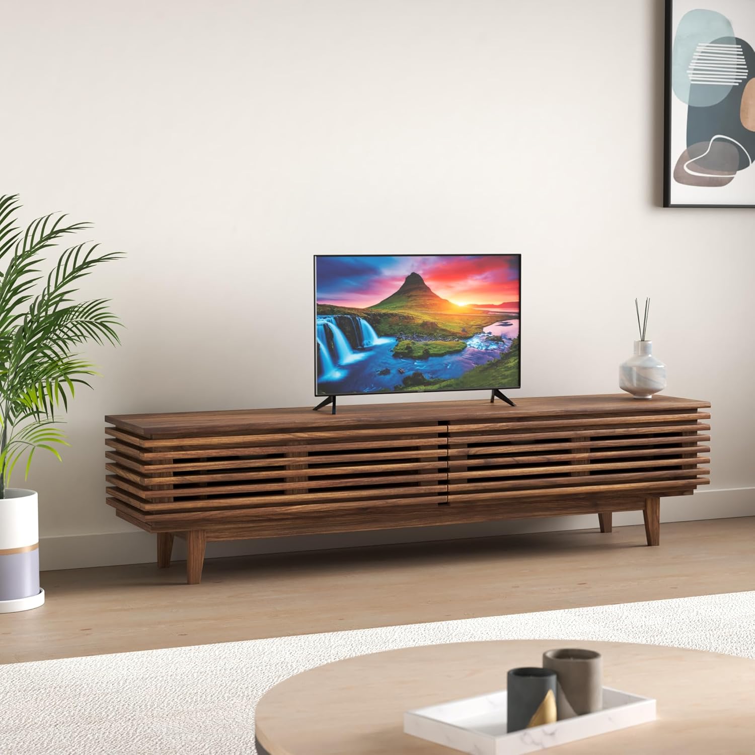 Televisor inteligente VIZIO Serie D de 32 pulgadas colocado sobre una consola multimedia en una sala de estar.