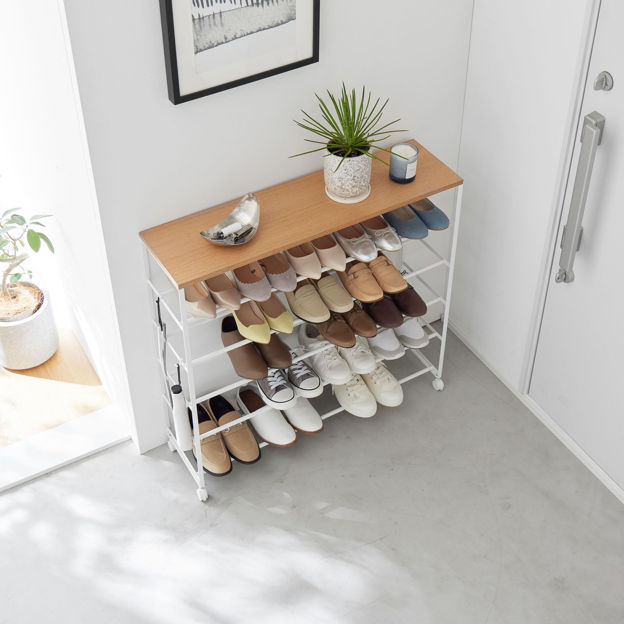 YAMAZAKI 1465 Tower 5-stöckiges Schuhregal mit Holzablage und Rollen, weiß, Stahl/Holz/Nylon, minimalistisch, 26 x 90,5 x 87 cm