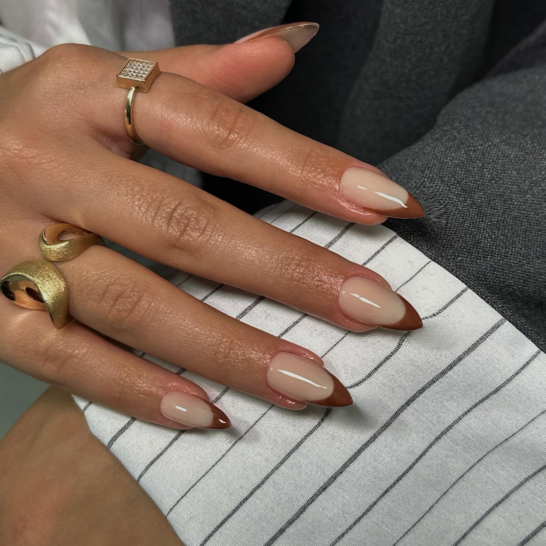 30Pcs Brown French Tip Press on Nails Short Almond Nails Press ons, Short Fake Nails Almond Shaped Acrylic French Glue on Nails False Nail for Women,