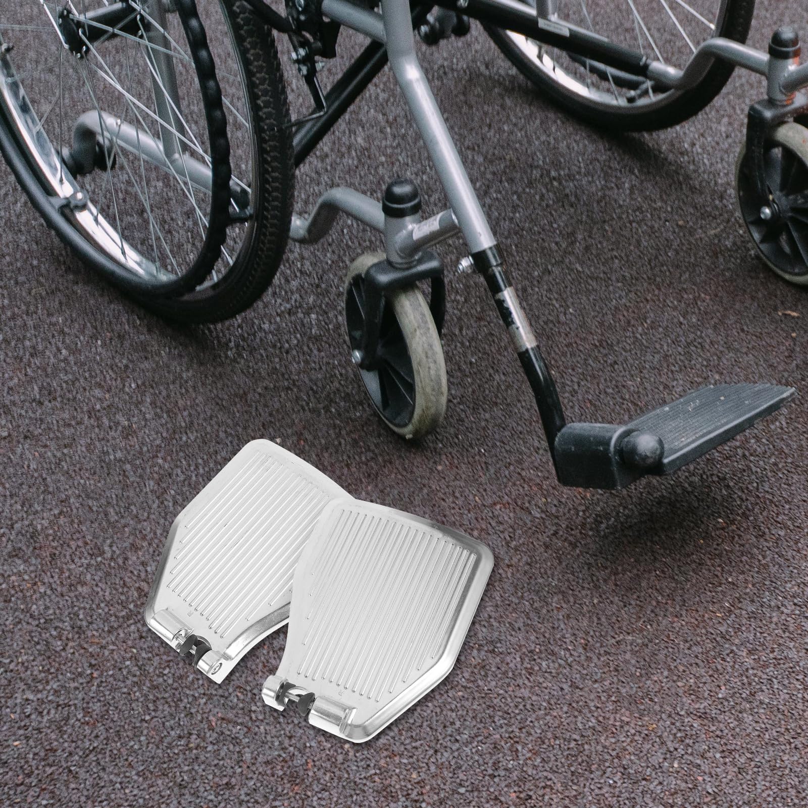 Reposapiés para Silla de Ruedas de Aluminio, Pedal Antideslizante Diseño Reforzado y Corte Especial, Accesorio Elevable para Movilidad Segura y Cómodo Soporte para Pies