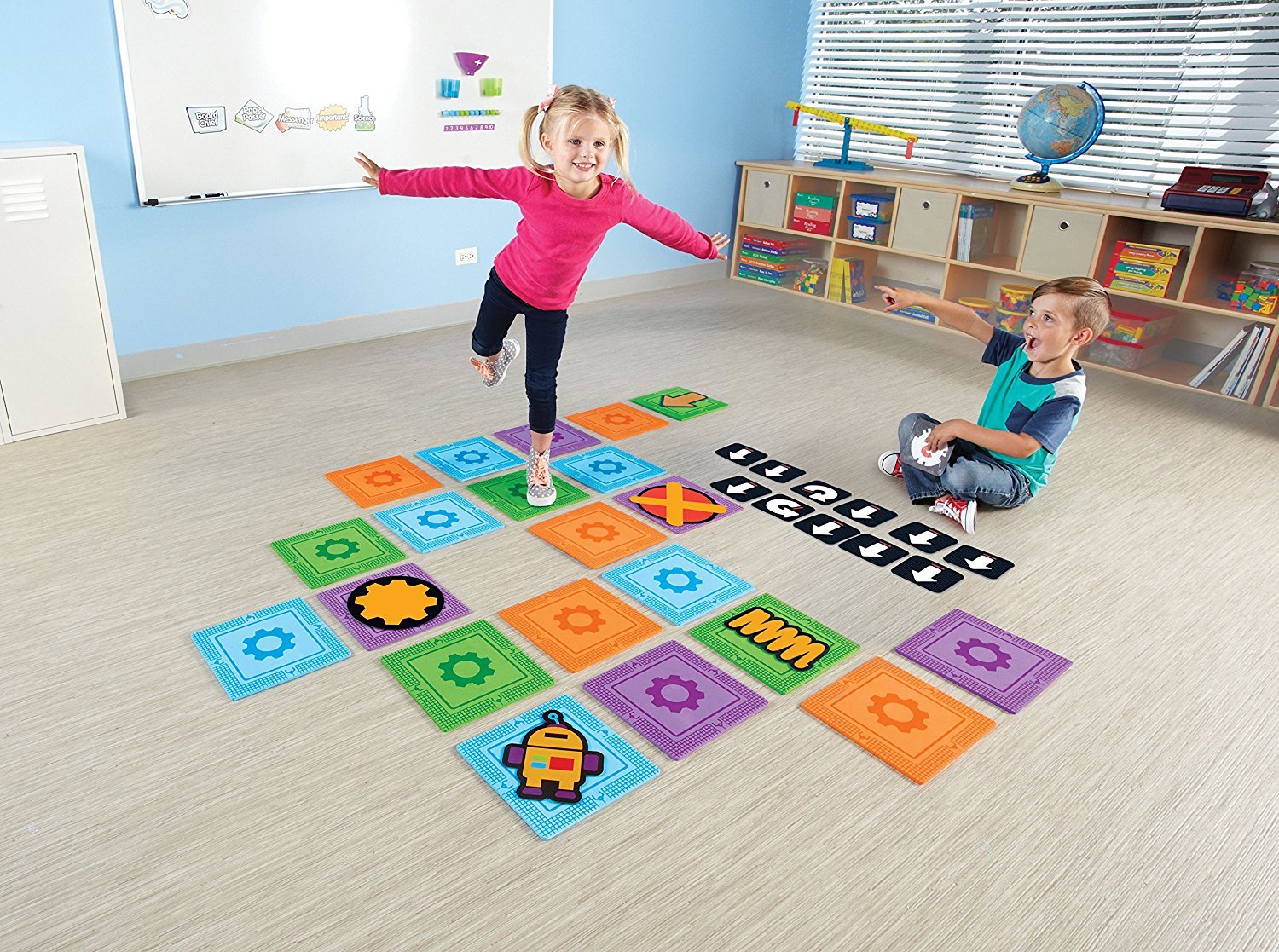 Learning Resources Let’s Go Code! – Juego de Codificación Infantil No Digital – Alfombrillas y Tarjetas para Aprender Direcciones – A Partir de 5 Años – Juego Educativo Stem
