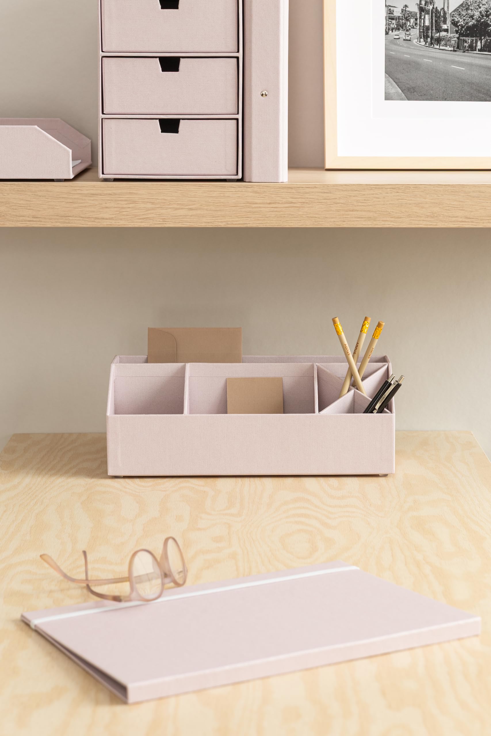 BIGSO ELISA Schreibtisch Organizer – Aufbewahrungsbox mit 4 Fächern – Schreibtischablage für Zettel, Büroklammern, Stifte & Kleinteile – Sortierkasten aus Faserplatte und Papier – rosa