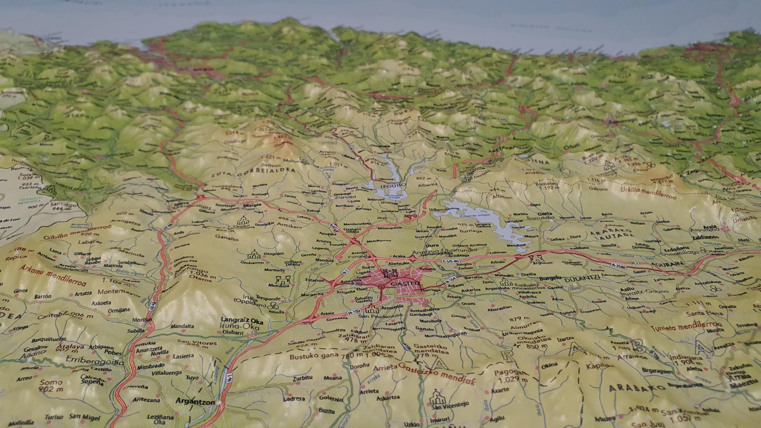 Mapa en relieve Euskal Herria. Escala 1:230.000, 105x95 cm