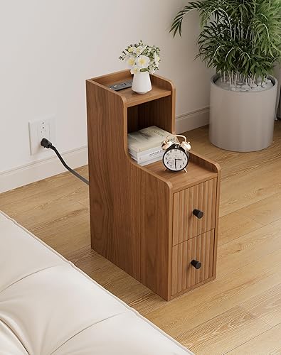 Miniatura 8 de Juego de 2 mesas auxiliares estrechas con estación de carga, mesa auxiliar delgada de madera con almacenamiento, mesita de noche moderna de mediados
