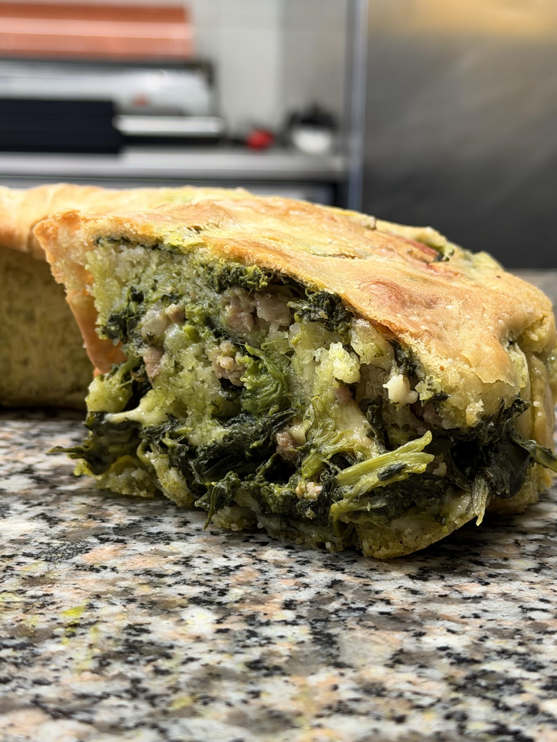 Casatiello Napoletano Artigianale con Salsiccia, Friarielli e Provola, Cotto a Legna, 1,5 Kg