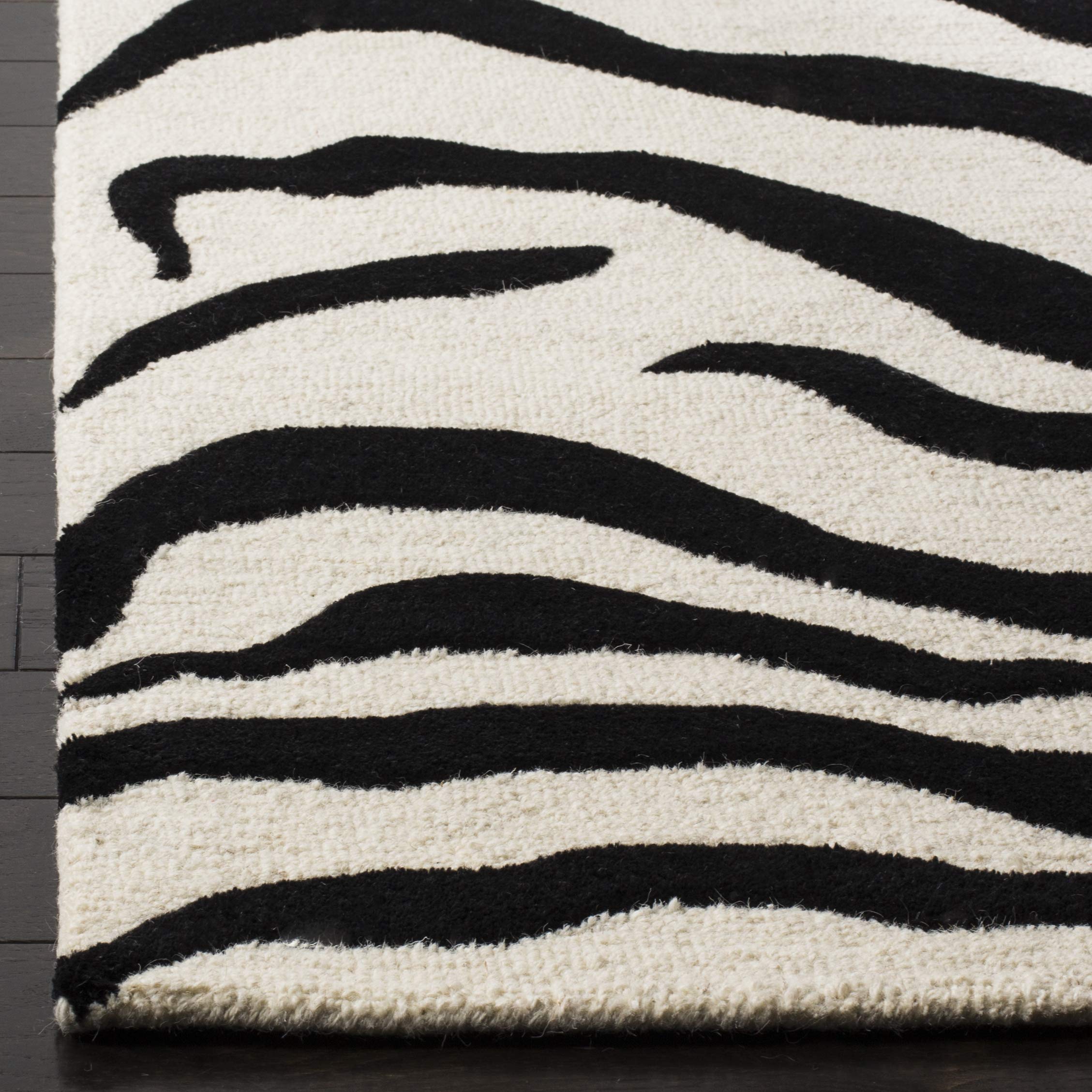 SAFAVIEH Tapis Imprimé Animalier Salon, Salle à manger, Chambre à coucher - Cambridge Collection, Tapis à poil court, Ivoire et noir, 76 X 244 cm