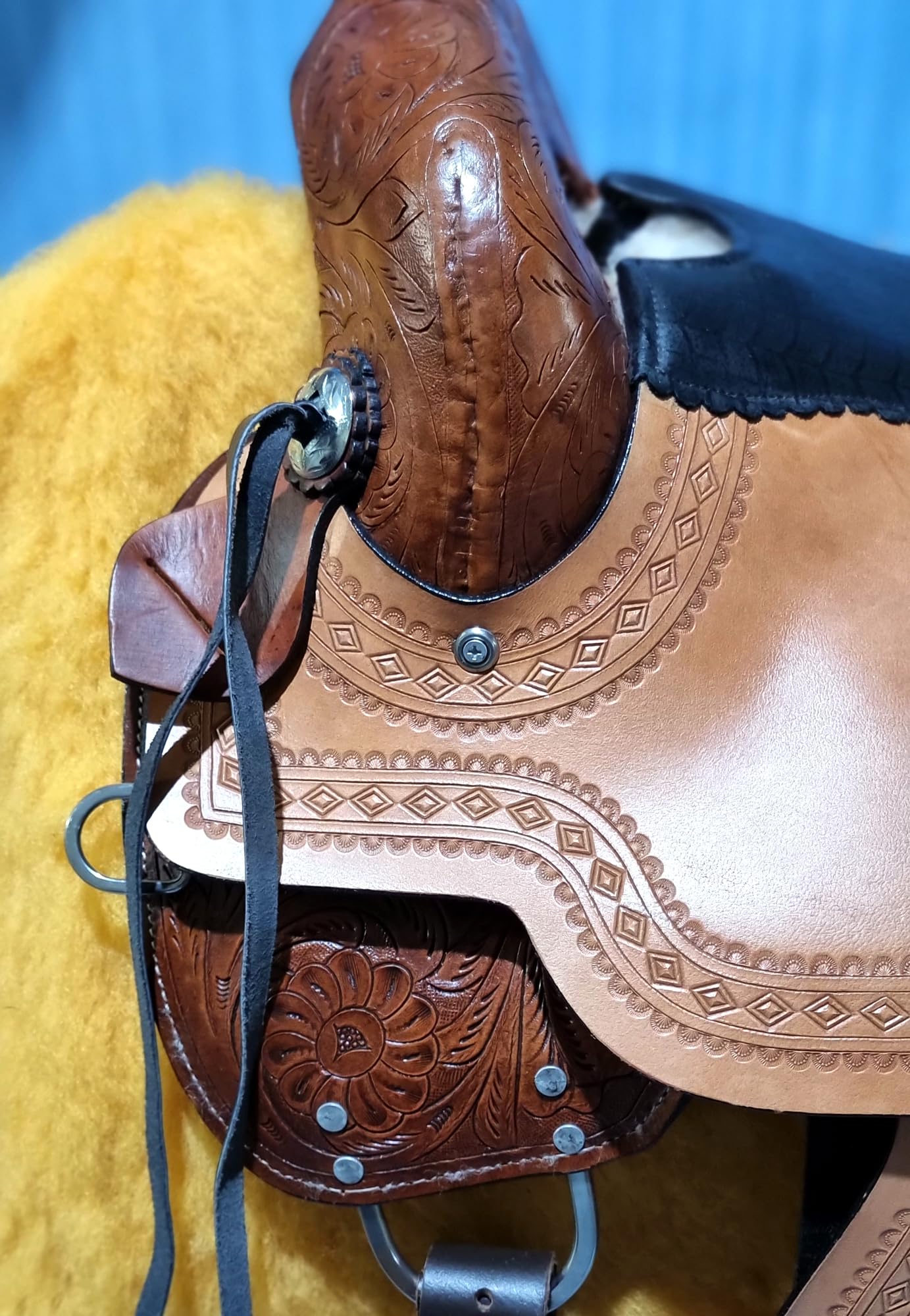 Western - Sillín de piel con forma de barril para montar a caballo, silla de montar con diseño floral con conchos plateados ST-WLS-131