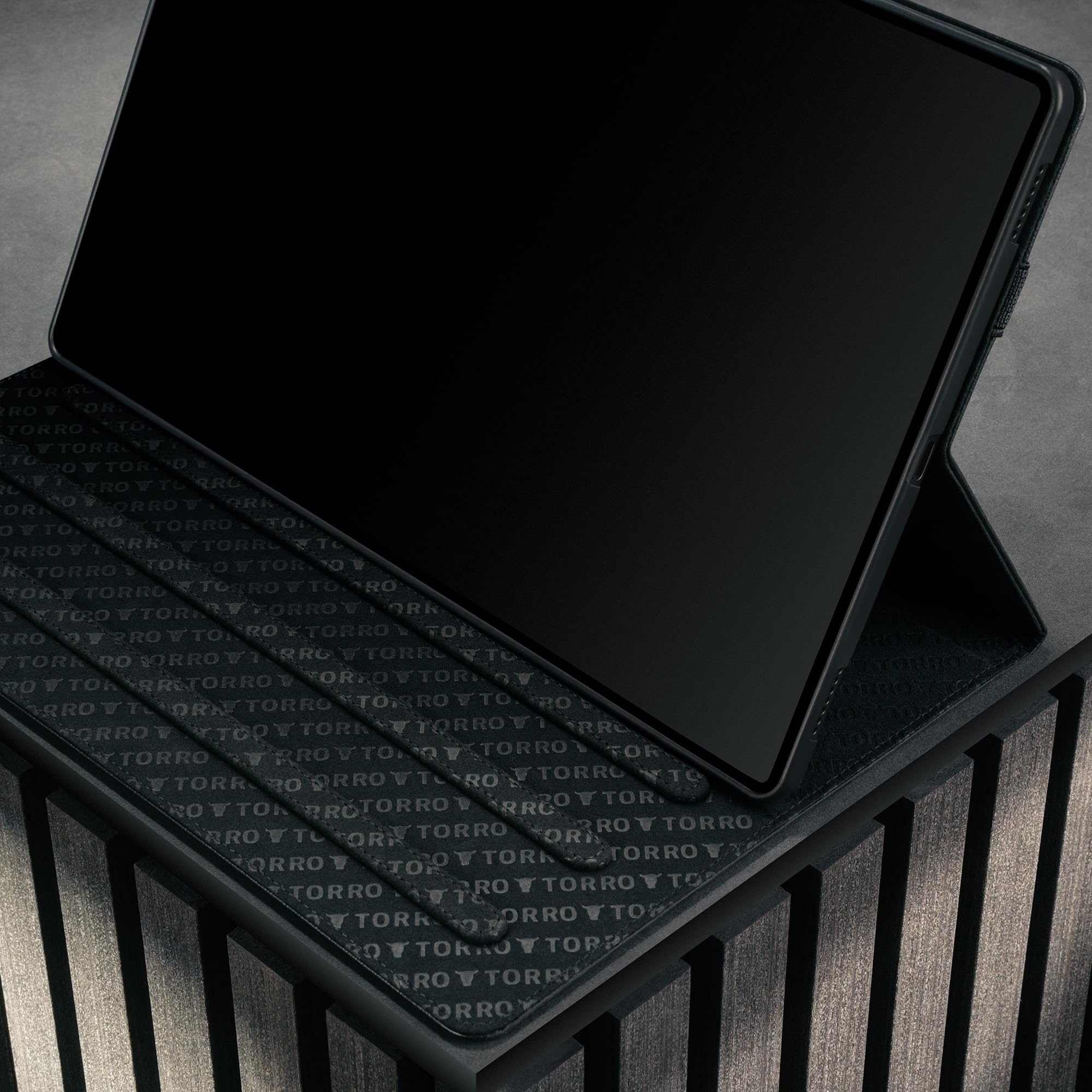 TORRO Custodia in pelle compatibile con Samsung Galaxy Tab S11 Ultra – Custodia in pelle premium per Galaxy Tab S11 Ultra 14.6” 2025 con funzione stand (Nero con dettagli rossi)