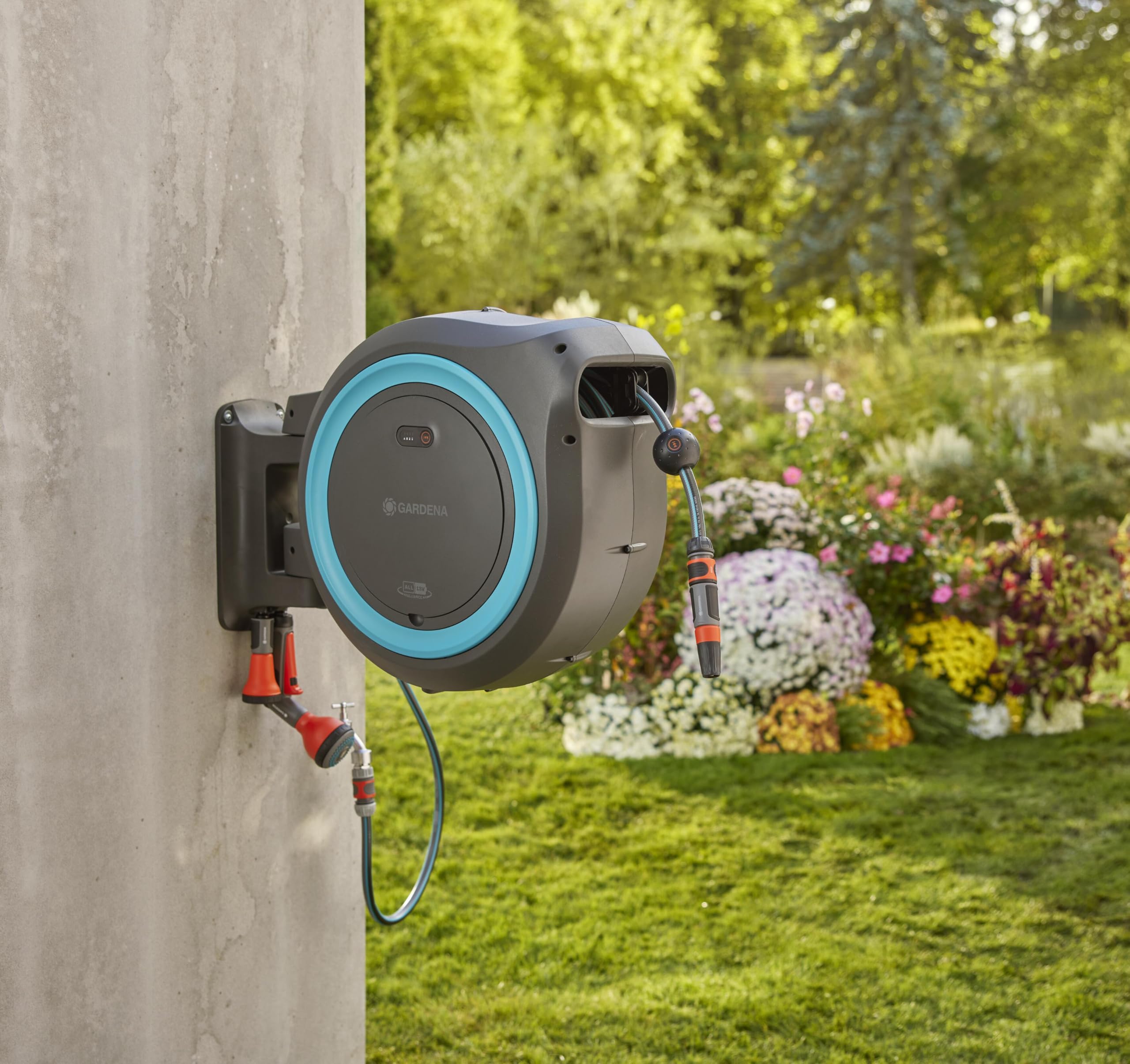 Gardena Conjunto Listo Para Usar Portamanguera de Pared con Batería PowerRoll XL: Portamanguera automático con manguera de 35 m, guía de manguera y RollControll, con batería (18640-20)