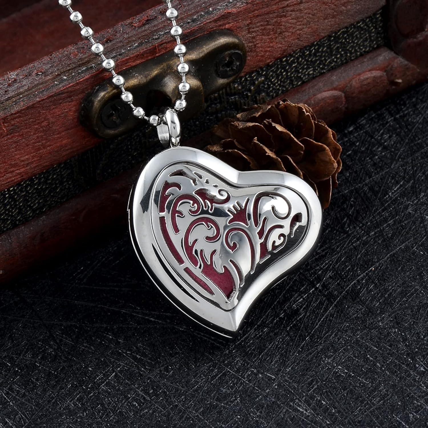 BIAIHQIE Beautiful Perfume Essential Oil Locket Heart Locket with Free 5 Pads Jewelry 20'' Bead Chain