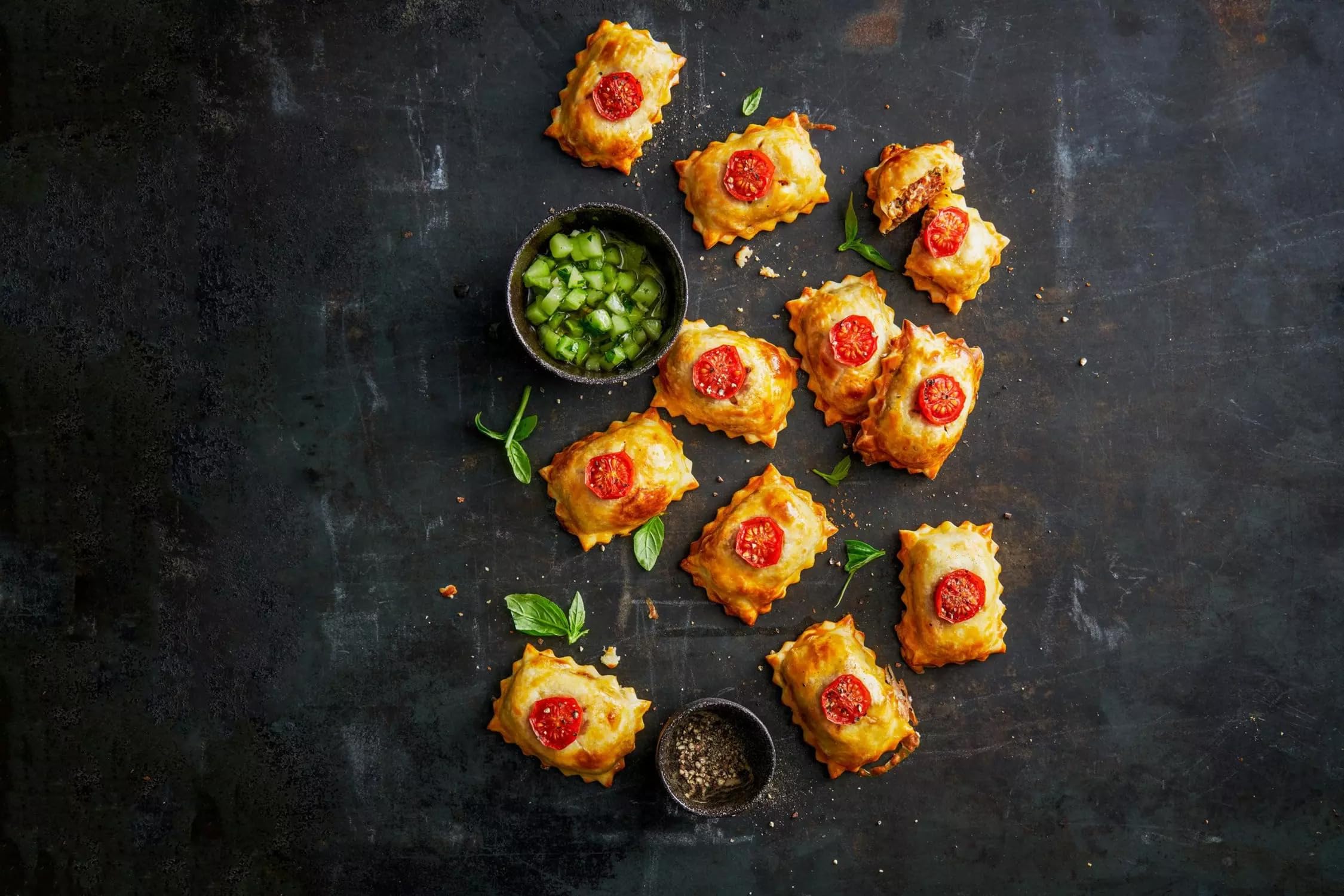 Betty Bossi - Krapfen & Kräpfli, Backbuch mit 30 feinen Krapfen-Rezepten für Hauptmahlzeiten, Desserts oder Apéros Rezepte Rezeptideen für Kochen und Backen so wie 3 Kunststoff-Ausstechern