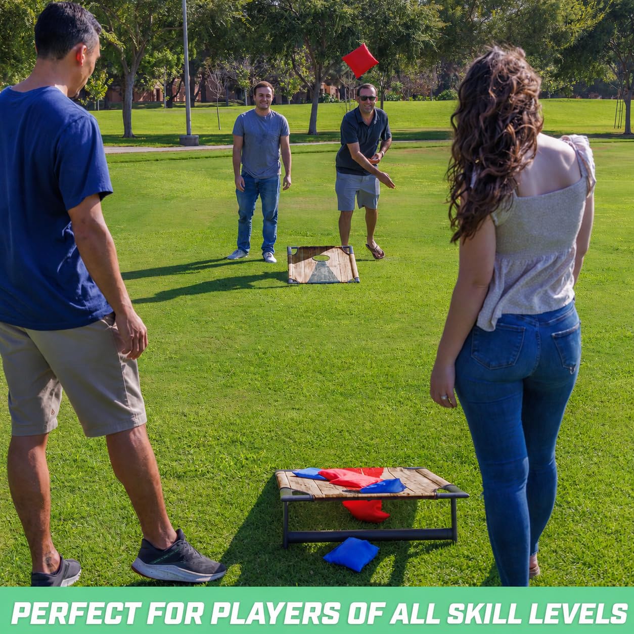 GoSports Jeu de Lancer de Cornhole Portable avec Cadre en PVC avec 8 poufs et étui de Transport – Choisissez Le Motif Drapeau américain, Rouge et Bleu ou Football
