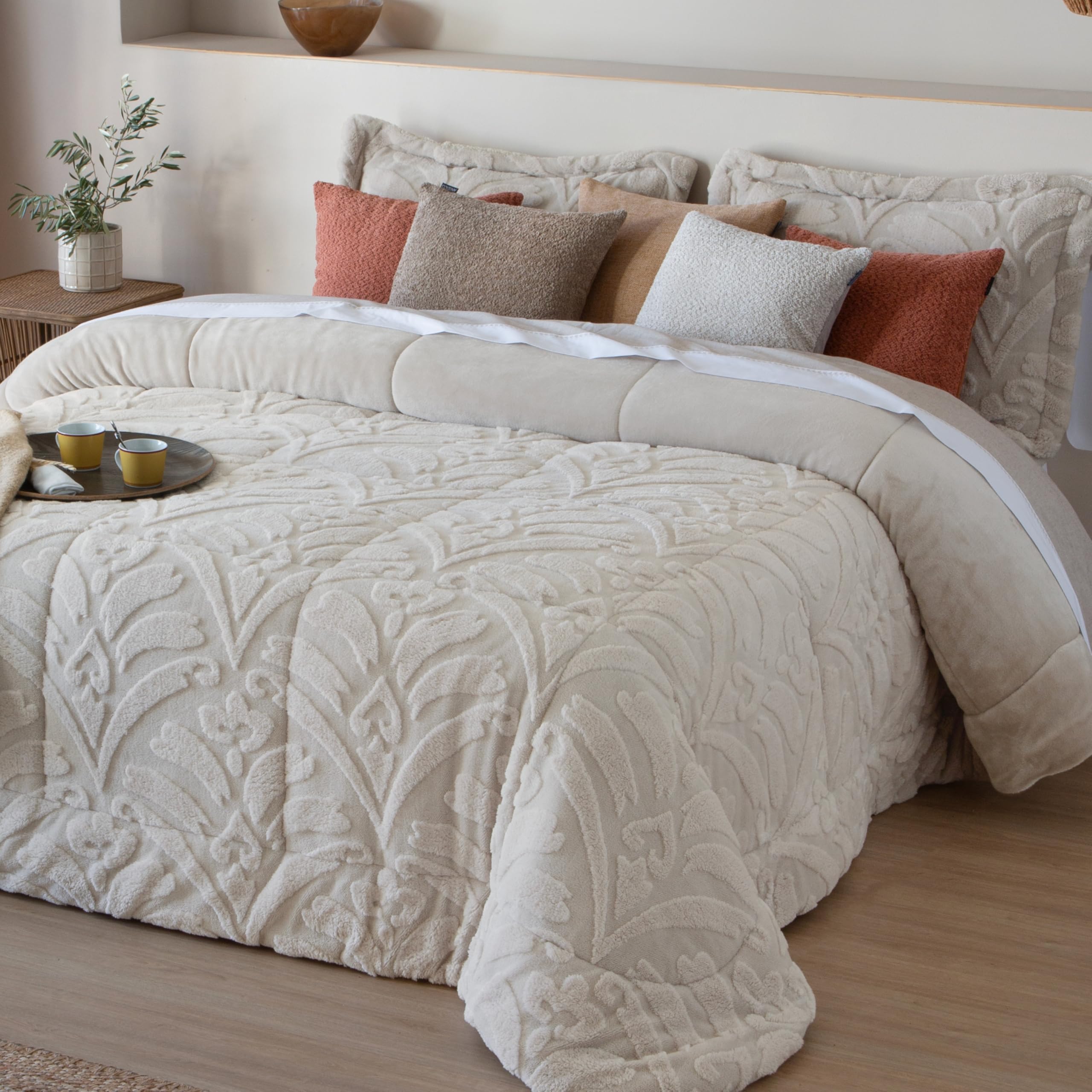Fundeco - Edredón Conforter Sherpa - Colcha de Invierno Modelo Elai - Color Beig - Cama 135 - Incluye 2 Fundas Cojín 50 x 70 cm