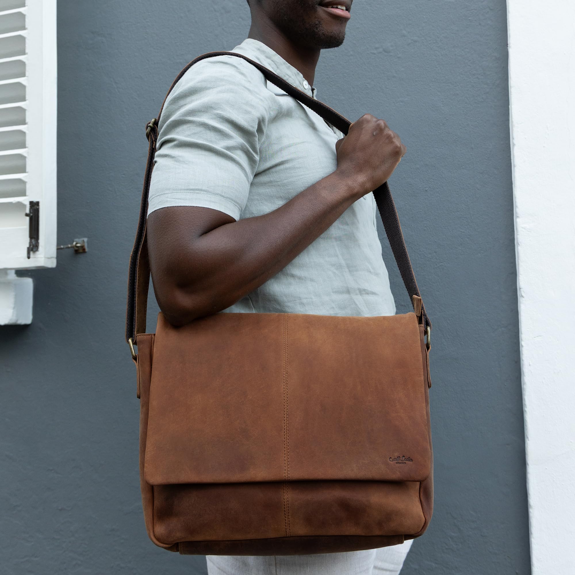 Gusti Leder Ledertasche Herren Reign - Handgefertigte Umhängetasche Herren Leder für Büro & Alltag - Rindsleder Laptoptasche