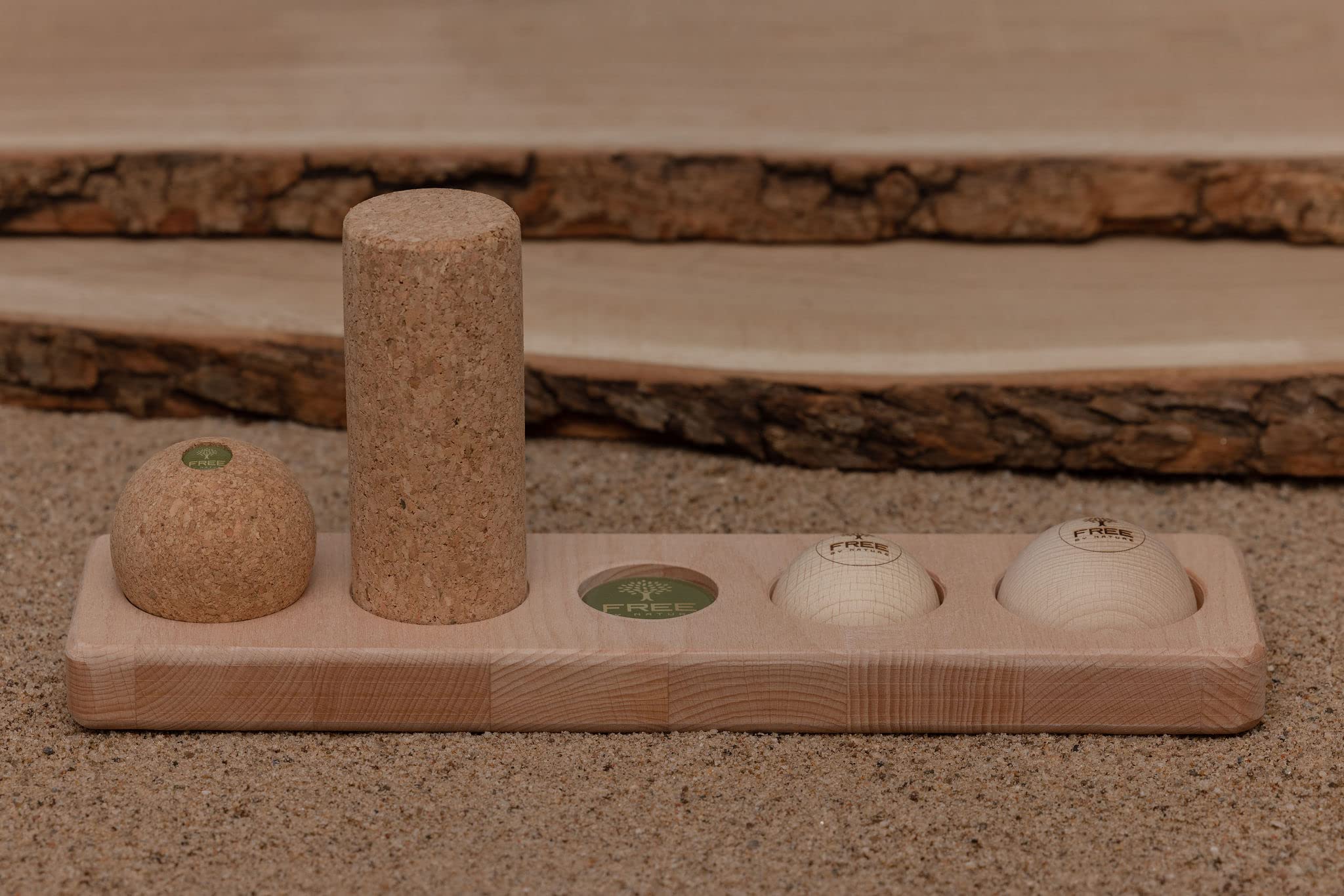 Fußtrainerset | Minifaszienrolle sowie Kugel aus Kork und Triggertool Set aus Holzhalbkugeln 5 & 6 cm | 4-teiliges Set Faszienball und Massagerolle mit Holzständer | inkl. Beutel