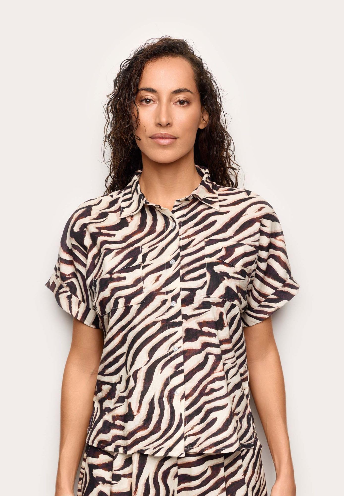 YAMAMAY - Chemise à manches courtes pour femme, Zelia, marron, imprimé zèbre