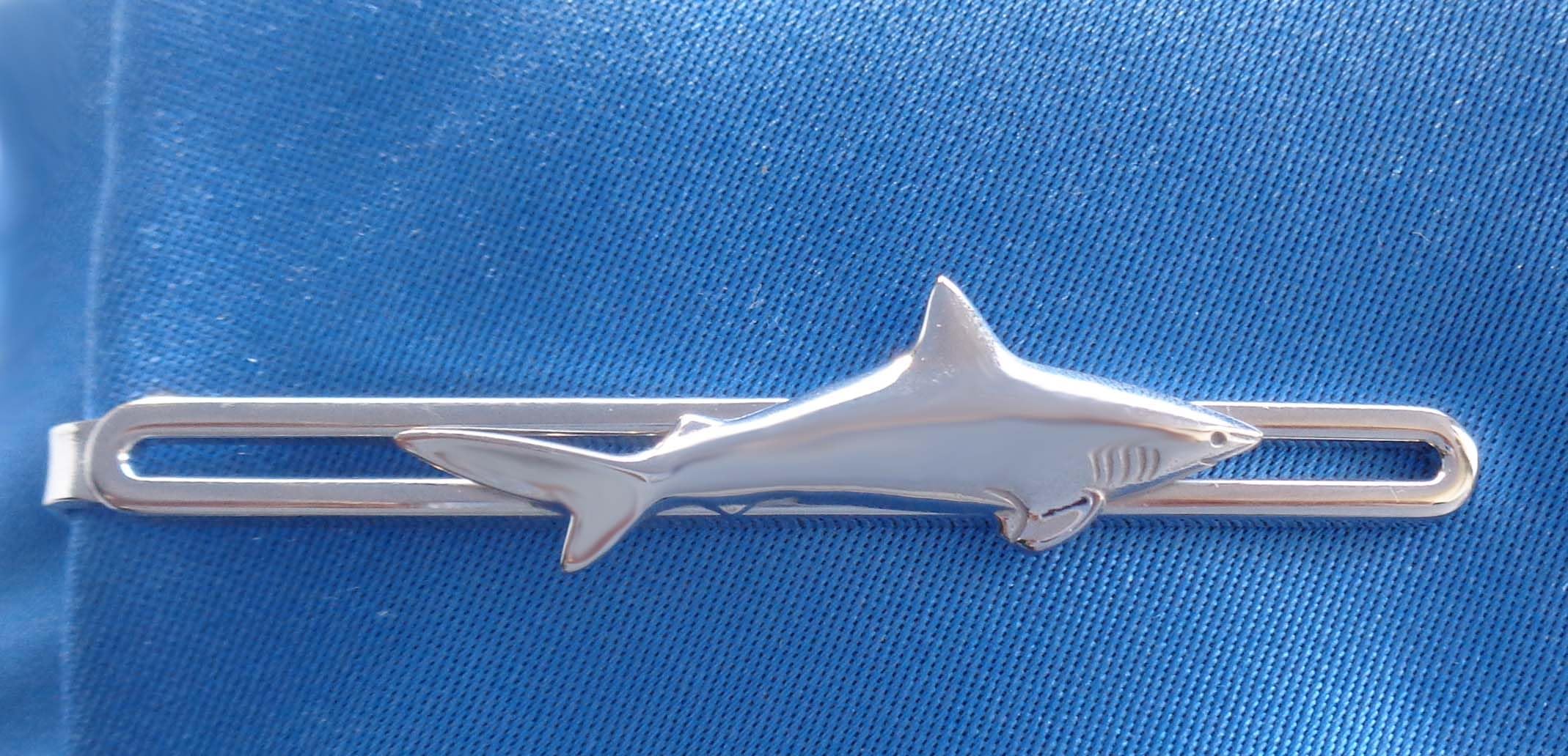 Hai Krawattenklammer Krawattennadel ca. 6,8 cm lang made in Germany silbern glänzend + Geschenkbox - Accessoire für die Seidenkrawatte