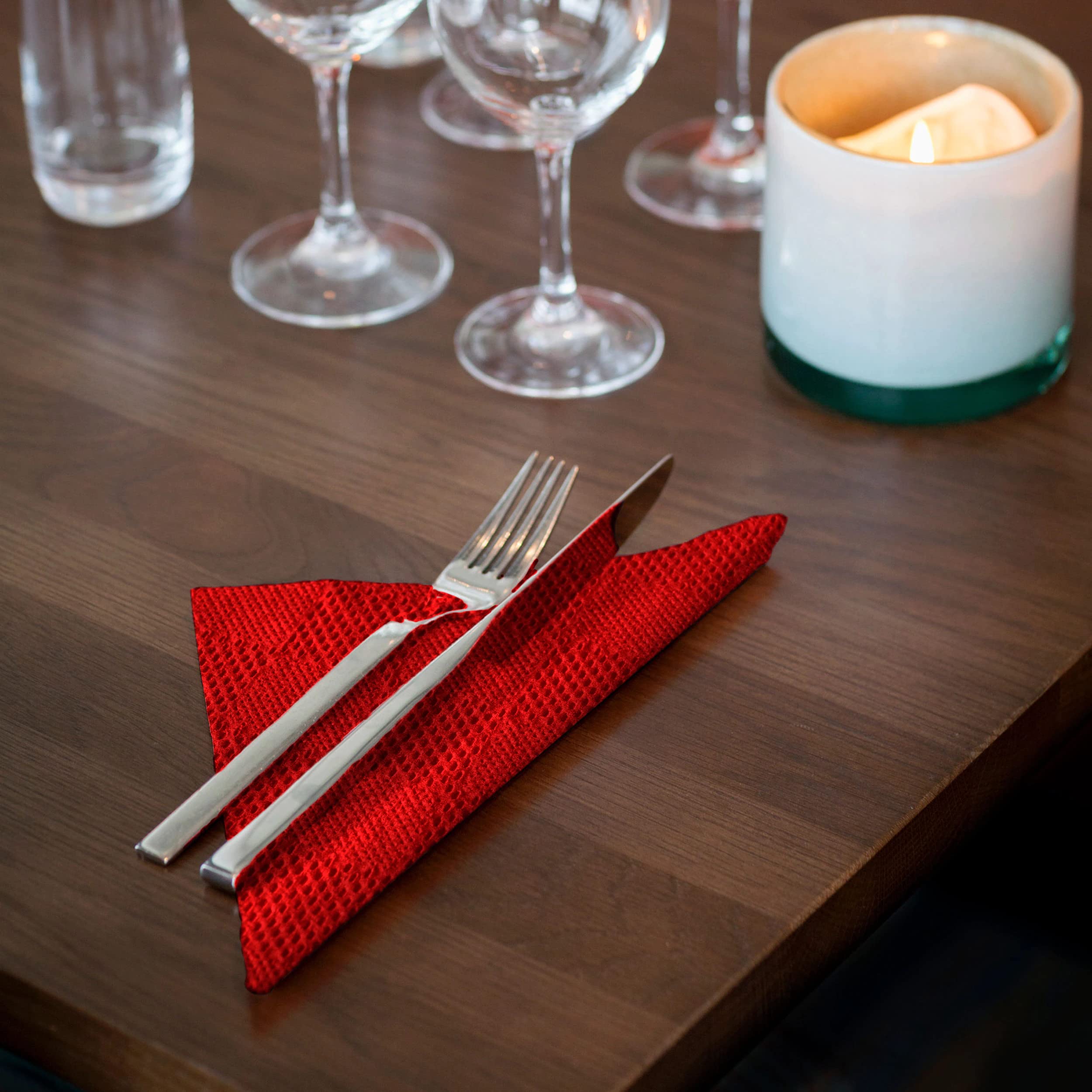 Tork 509416 - Dinner Servilleta de papel gofrado para cena, 2 capas, 18 paquetes x 50 unidades (900 servilletas), pliegue 1/4, 38 cm x 39 cm, color rojo