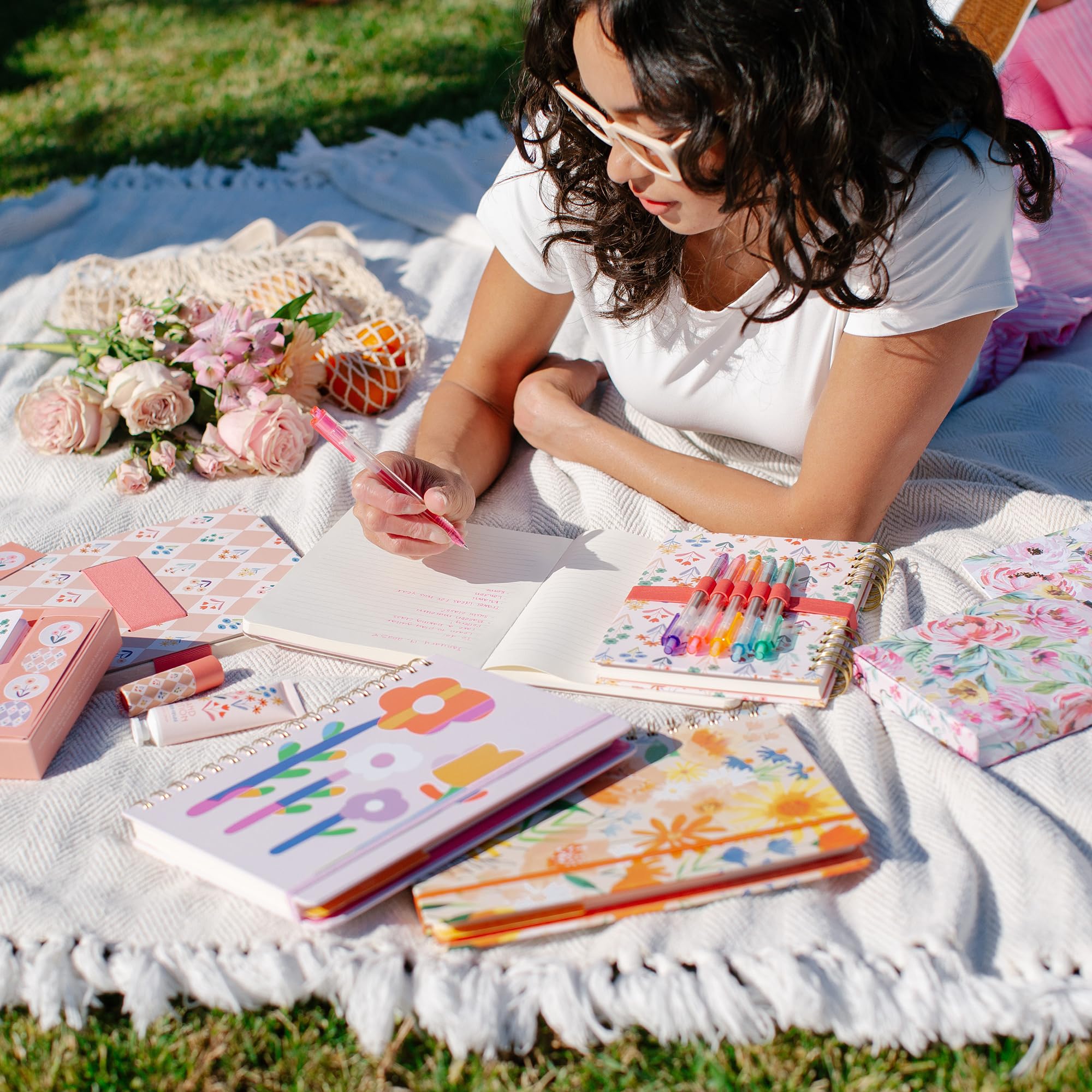 Agenda giornaliera senza date, planner settimanale e mensile con adesivi, calendario Orange Circle Studio 17 mesi, 17,8 x 24,4 cm, ideale per scuola e ufficio, planner Tri-Tab, stampa fiera floreale