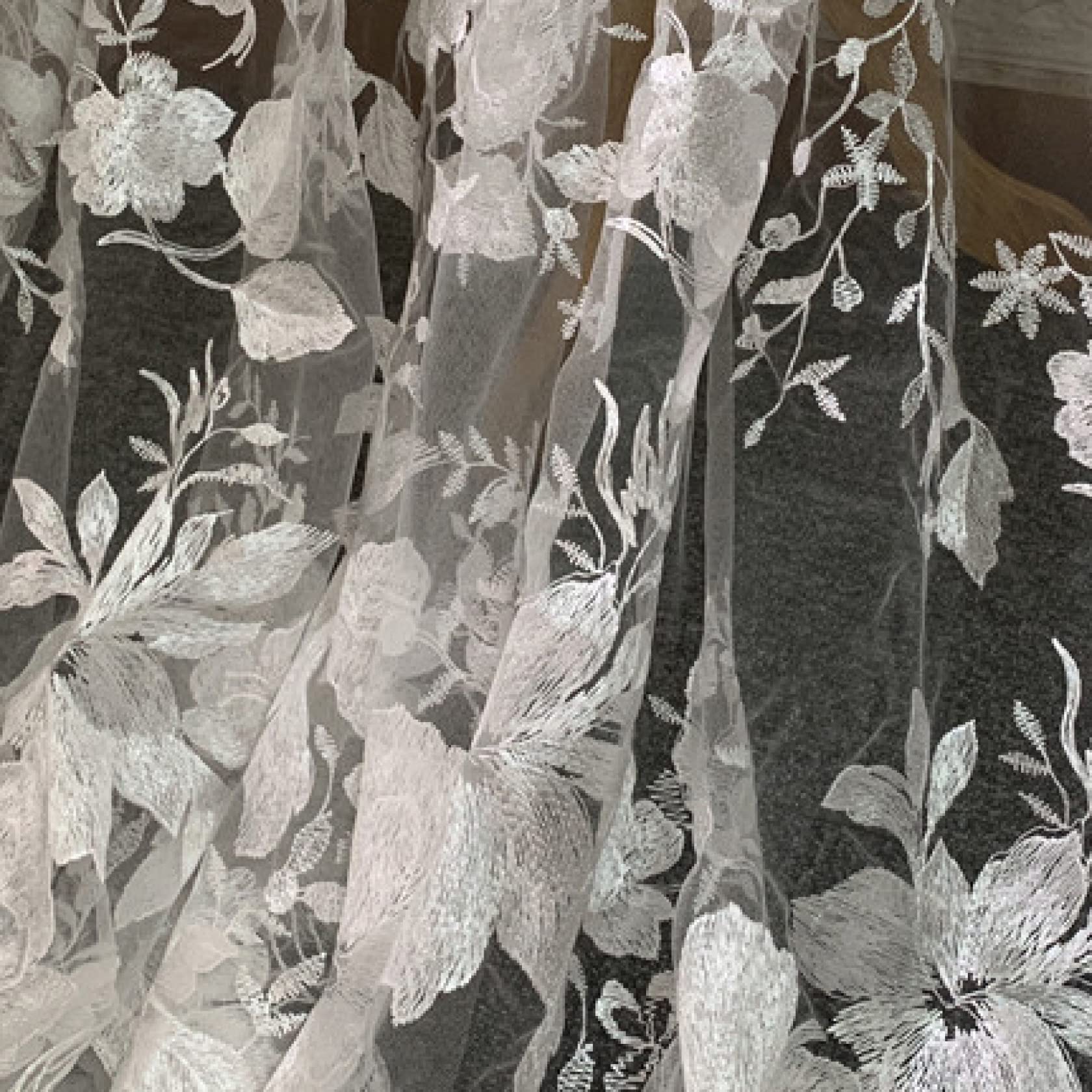 Tissu de dentelle tulle brodé fleurs en polyester