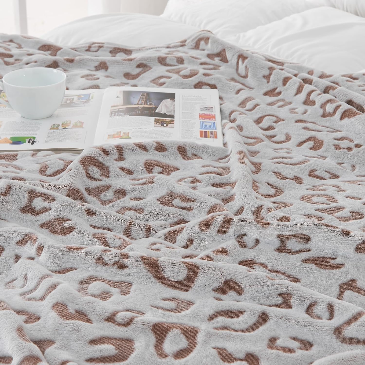 SOCHOW Flannel Fleece Cheetah Print Throw Blanket for Women, Lightweight Super Soft Cozy Plush Blanket, 50 x 60 Inches Brown Leopard - Image 4