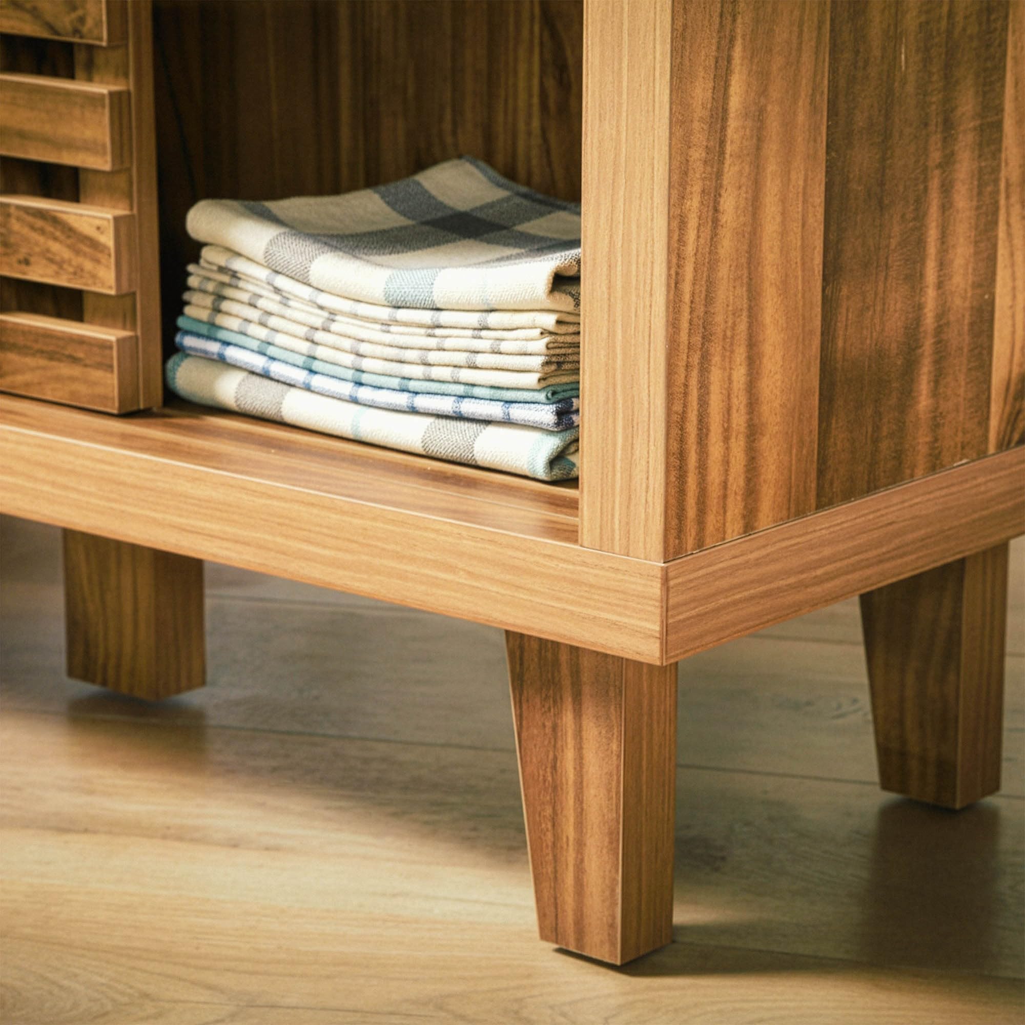 Calicosy Aparador Liam 2 puertas correderas con hojas caladas, decoración de madera | Mueble de almacenamiento, para sala de estar, dormitorio, entrada, 80 x 29 x 88,5 cm
