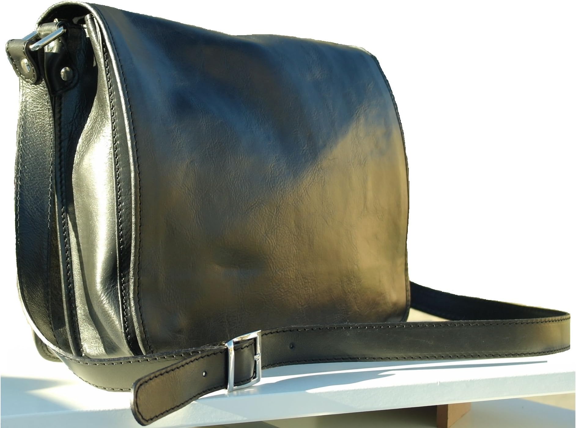 LEATHER BAG, LARGE MESSENGER Made in Italy in Black color.