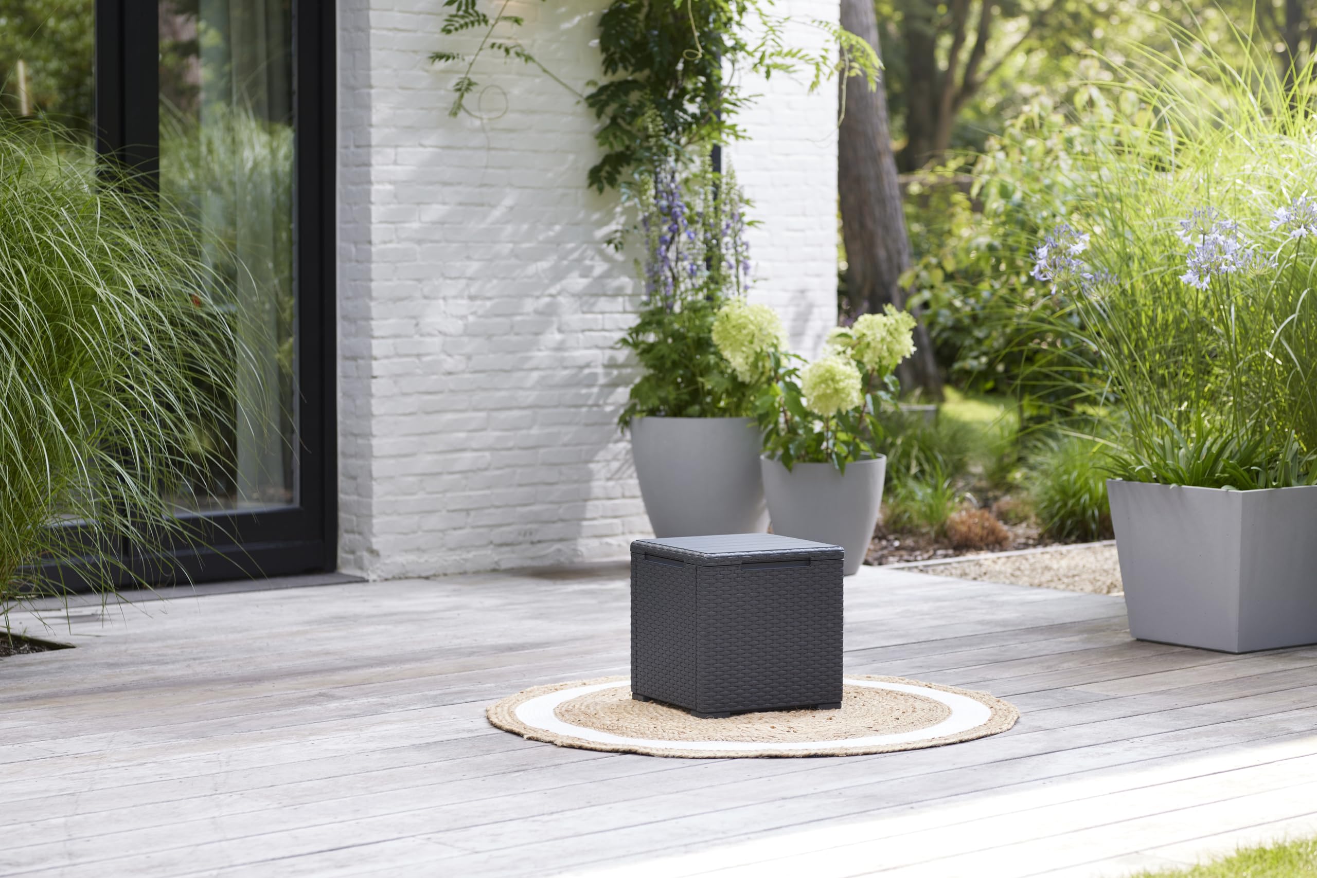 Keter Nora Conjunto de jardín Exterior 4 plazas con Cojines incluidos y Mesa de almacenaje Auxiliar de 35L, Posibilidad de 2 configuraciones de Montaje (2+2 o 3+1), Color Grafito