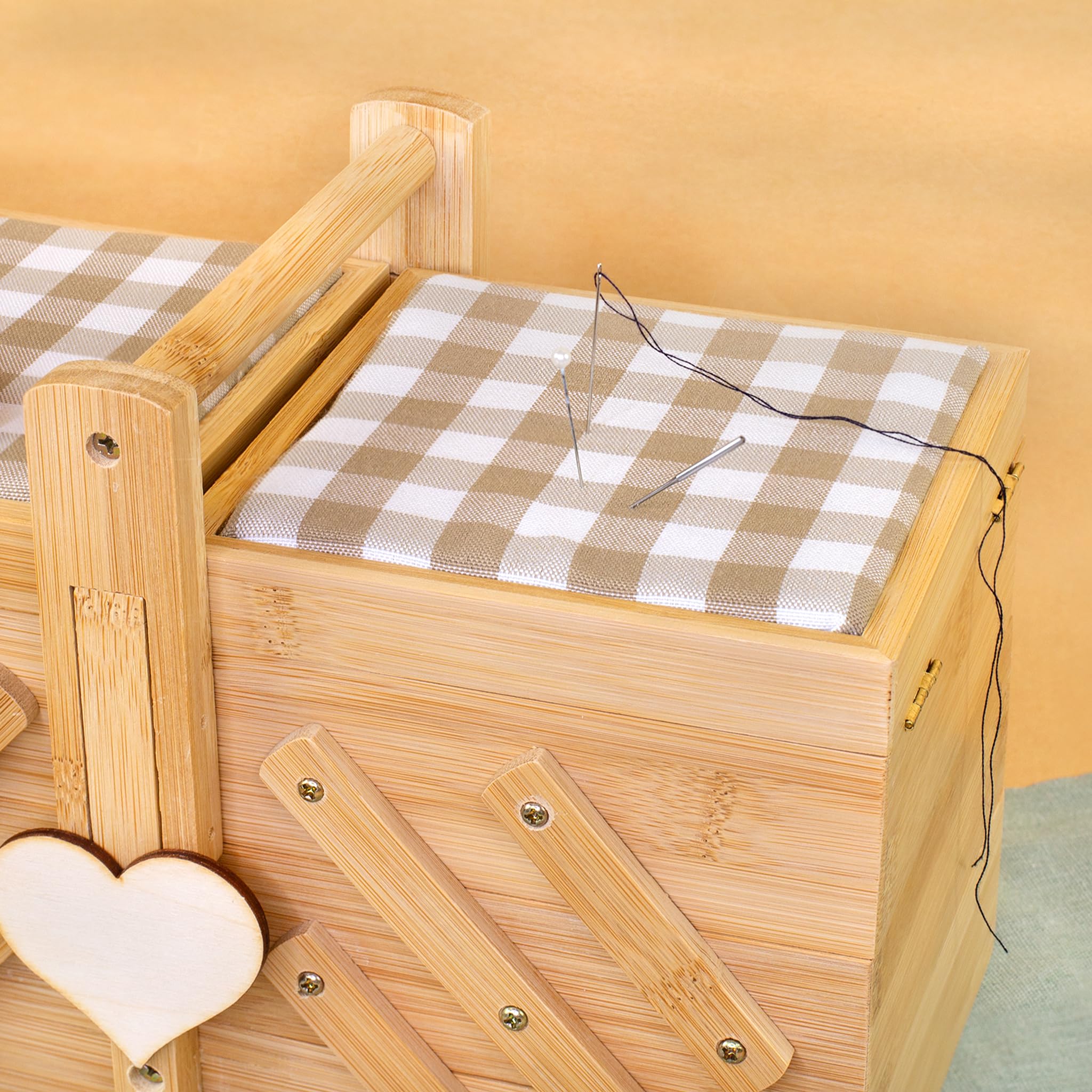 Herz & Heim® Nähkästchen personalisiert mit Gravur – Nähkasten aus Bambus Holz mit Nadelkissen & 5 Fächern – Frauen Geschenk für Oma, Mama, Freundin – Motivauswahl (Herzchen)