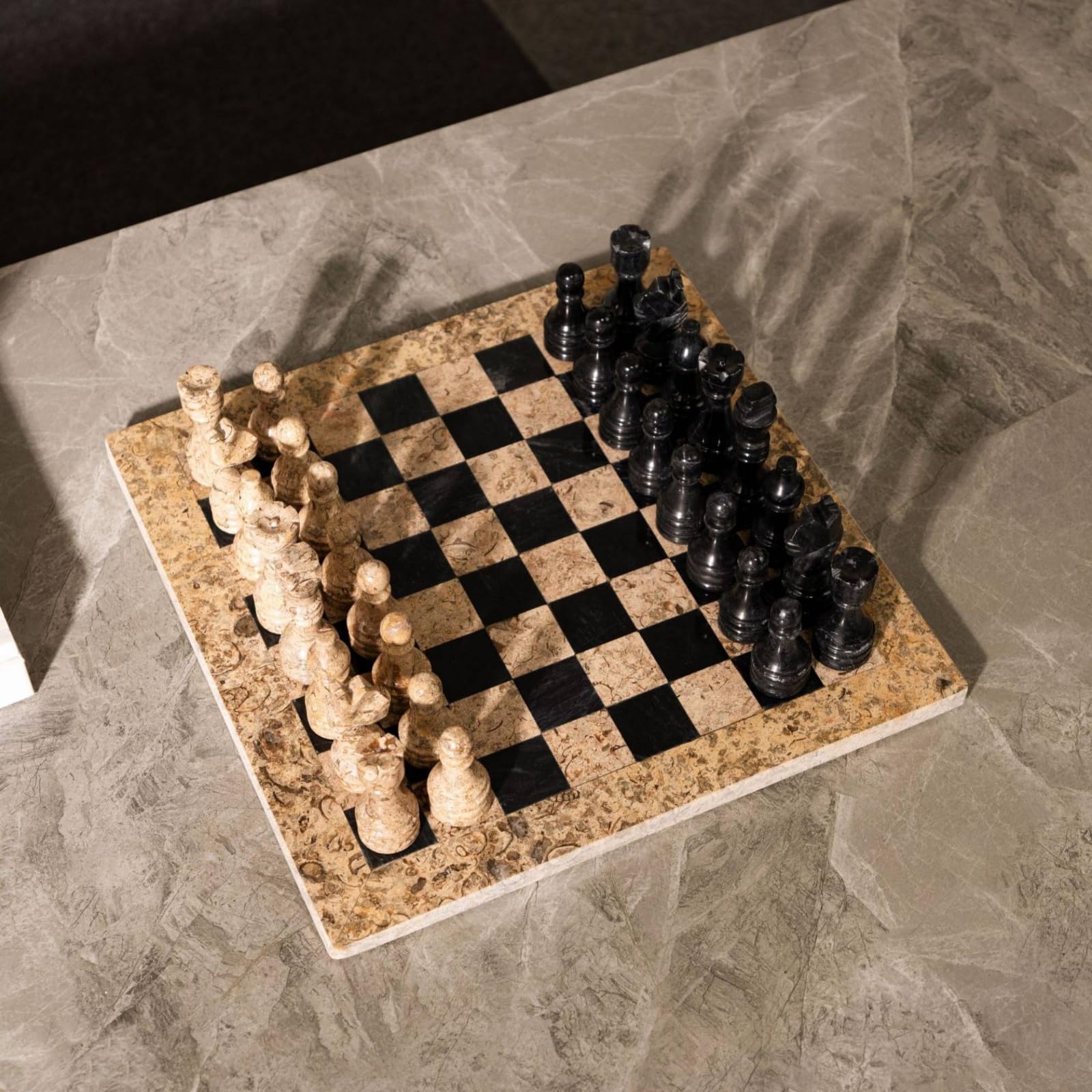 Milageto Scacchiera Decorativa Scacchiera Ornamento Scultura Tavolo Oggetto d'Arredo in Marmo Lavorazione Raffinata con Pezzi, Scacchiera In Pietra Con Pezzi Marroni E Beige G207