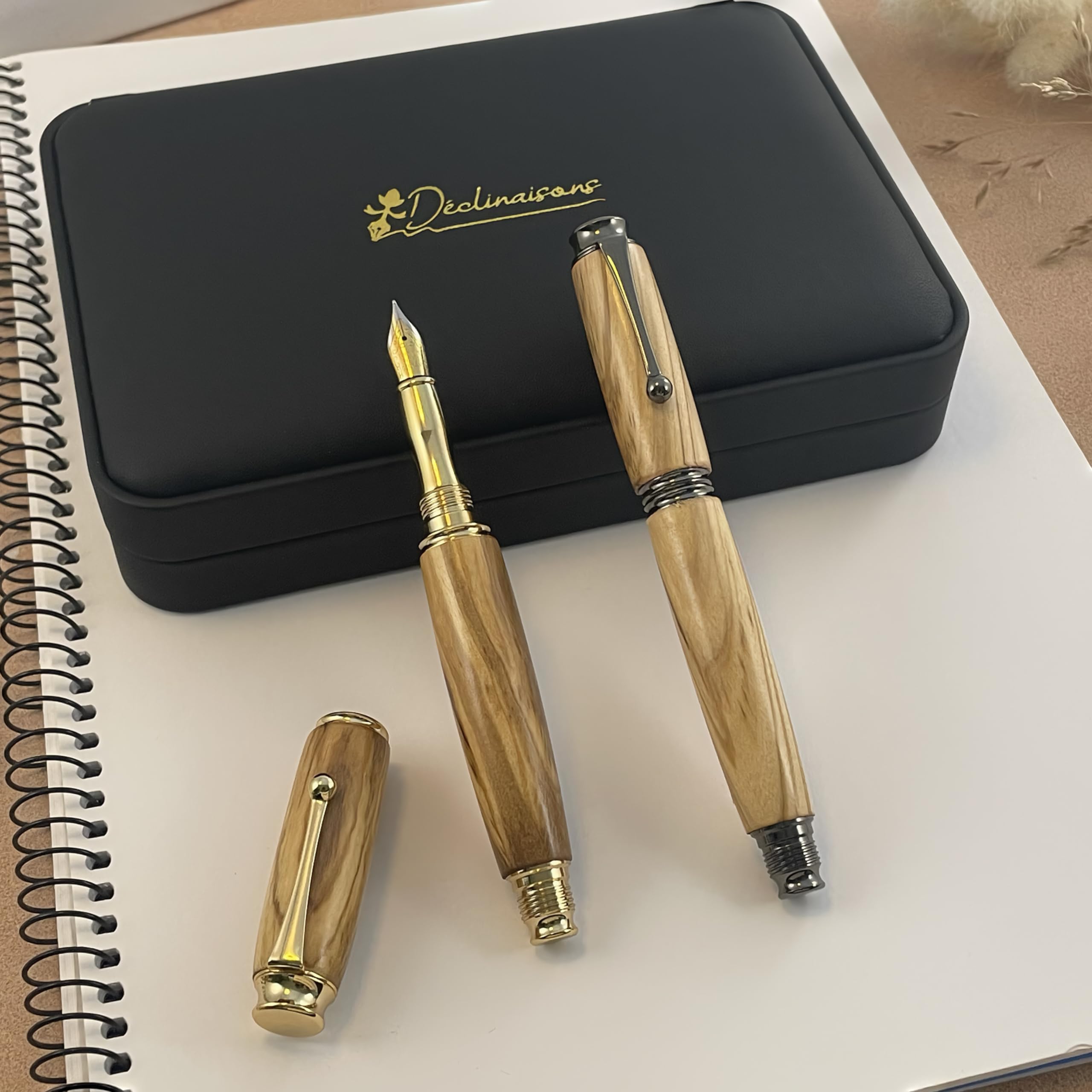 Parure 2 Stylos Premium Bois d'Olivier d'Italie. Fabriqué Main en France. Personnalisé avec gravure. Livré avec boîte cadeau luxe | Noël, Mariage, Noces, Homme, Femme, Anniversaire