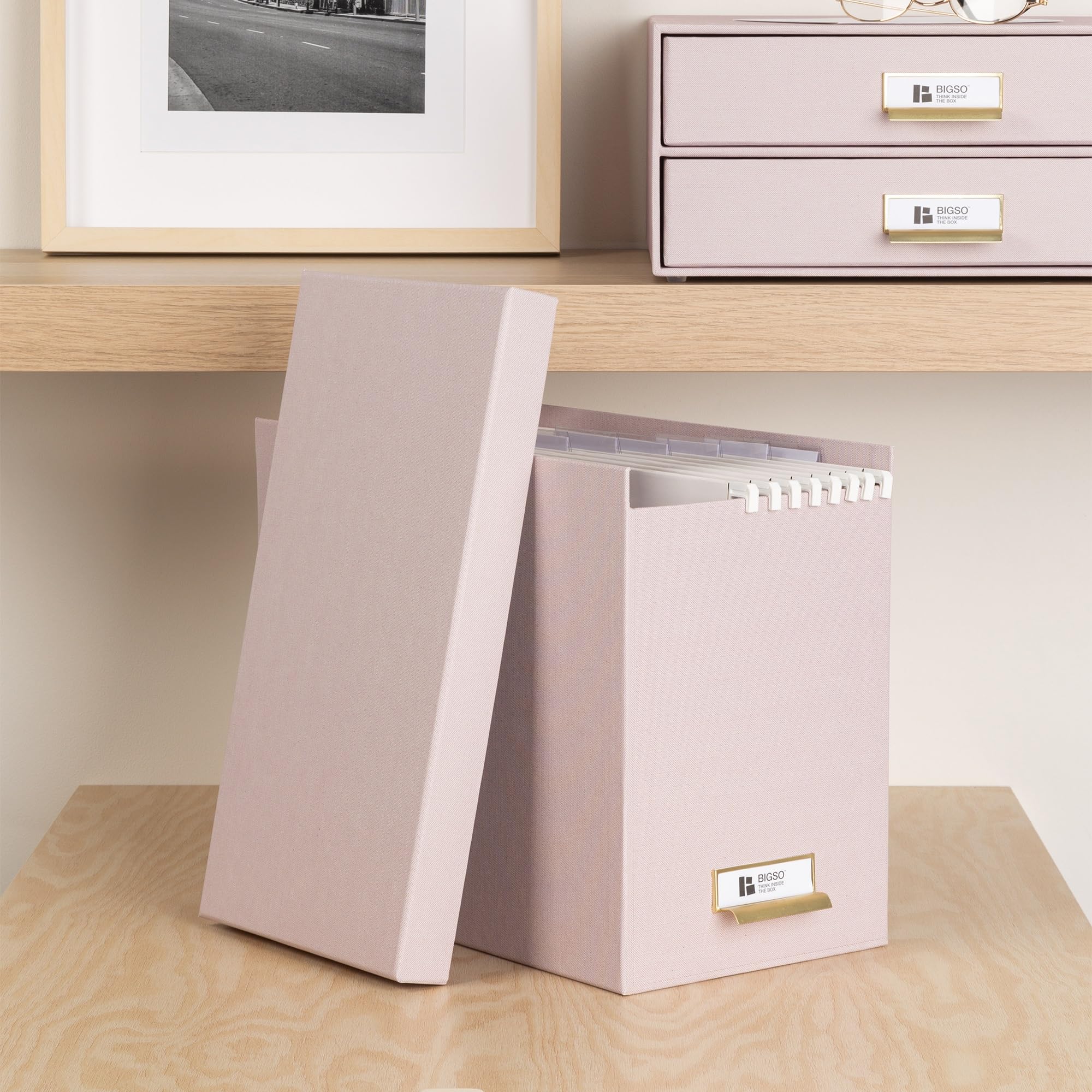 BIGSO JOHAN Hängeregisterbox A4 – Hängemappenbox mit Deckel und Griff – Schreibtischablage für Hängemappen & Dokumente – Aufbewahrungsbox aus recycelter Faserplatte und Papier – rosa