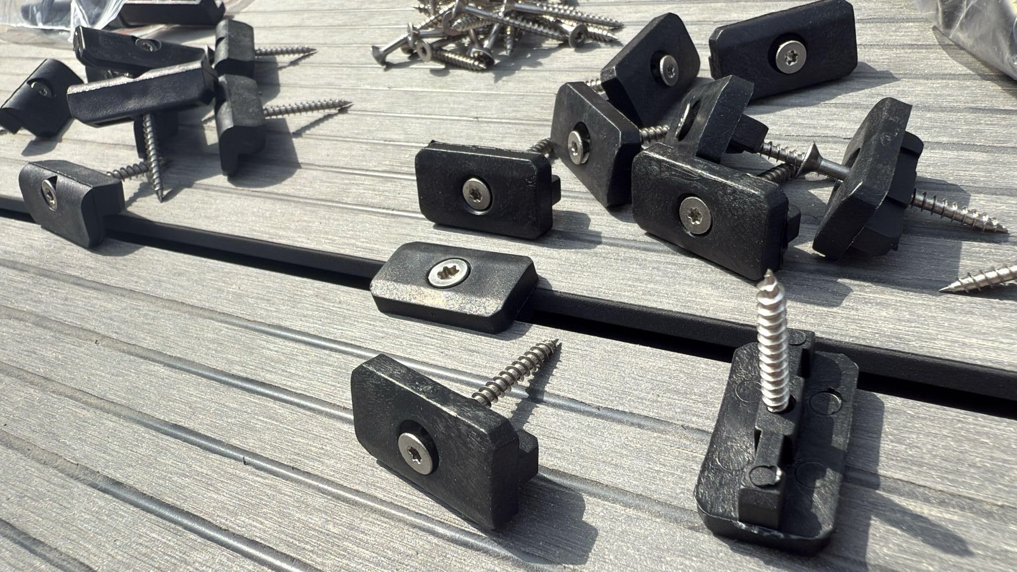 WPC Clips Befestigung Klammern Terrassendielen Montageclip 5mm Inkl. Schrauben + 20 Endclips kostenlos + 1 Bit (200)