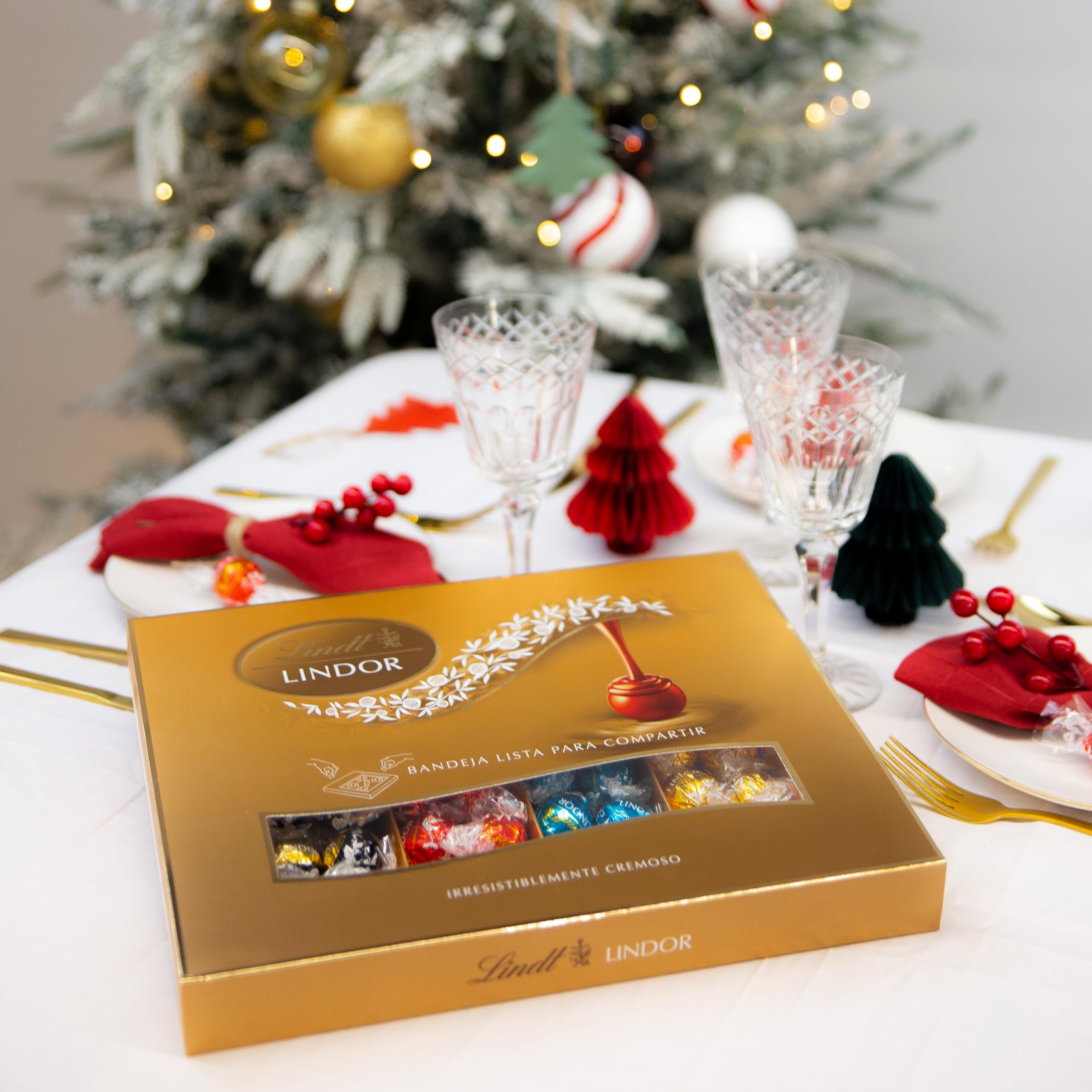 Lindt LINDOR sharing box, Surtido de bombones de distintos sabores, chocolate con leche cremoso, chocolate negro intenso, caramelo con sal y chocolate blanco, con nucleo cremoso, 400gr