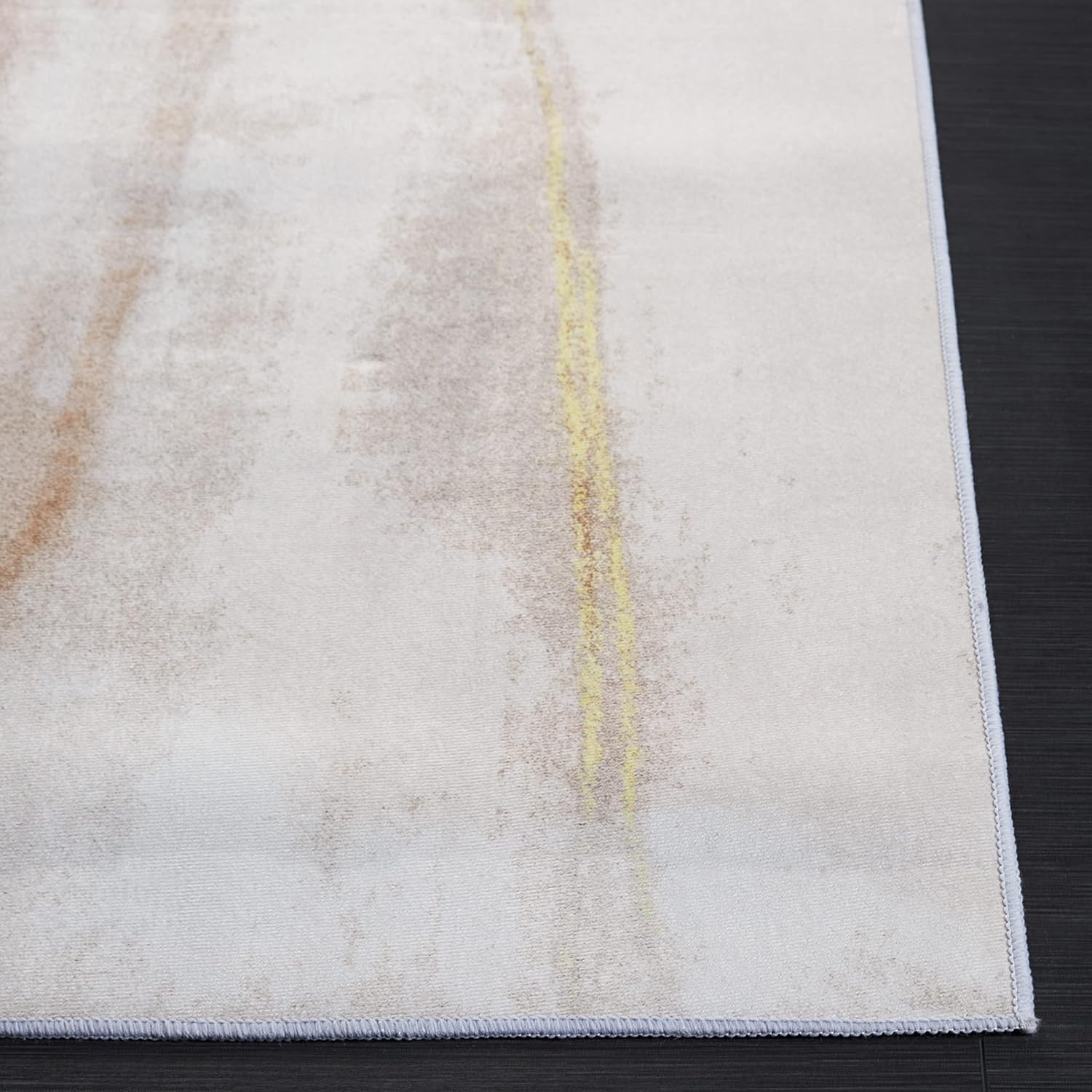 SAFAVIEH Tacoma Collection - Tappeto da 1,8 x 2,5 m, beige e oro, design astratto moderno, non perde pelo, facile da pulire, lavabile in lavatrice, ideale per aree ad alto traffico in