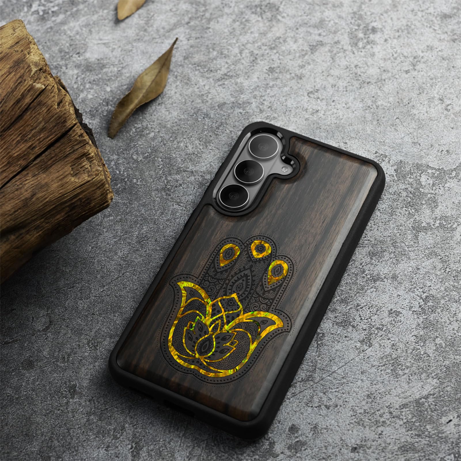 Carveit Drewniane magnetyczne etui na telefon komórkowy Samsung S26 [drewniany grawerunek i wkładka muszlay] osłona zderzaka kompatybilna z Galaxy S26 Case (wzór hamsa zdobiony ciemnym drewnem)