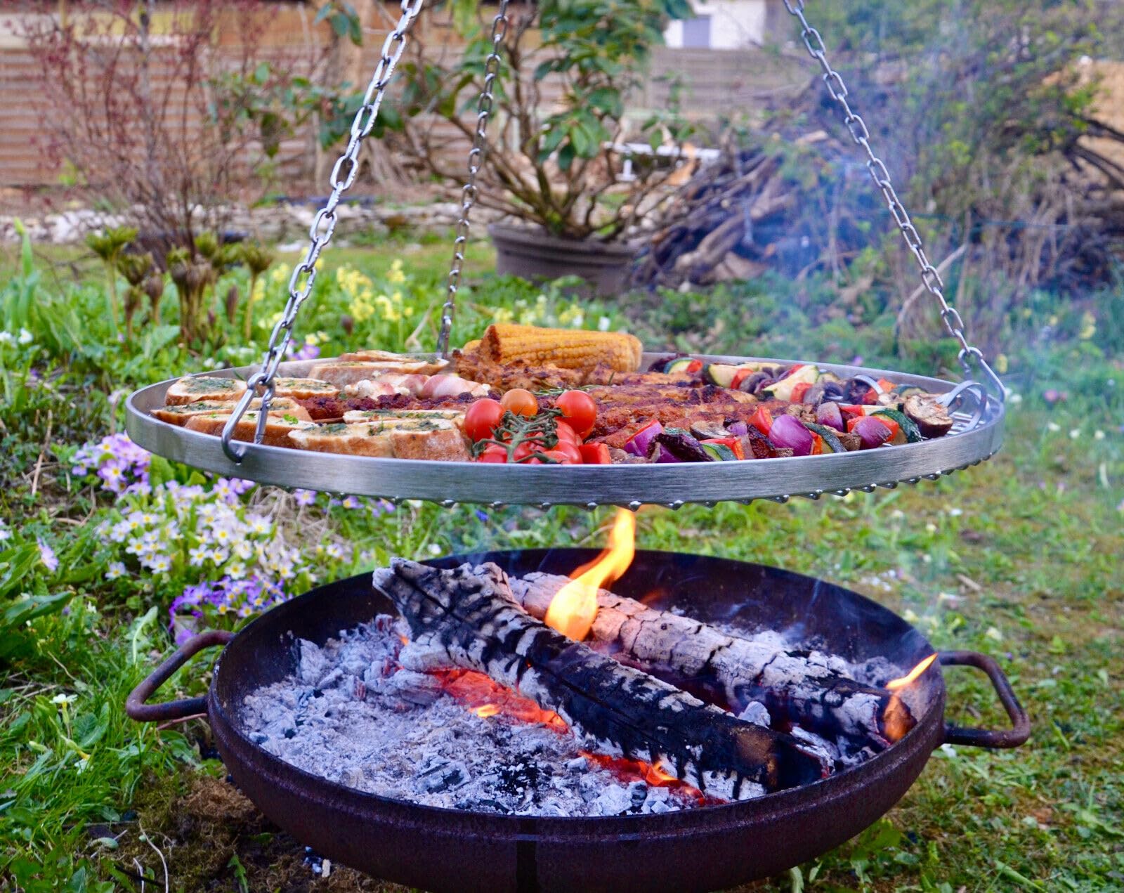 Edelstahl Grillrost Restposten Ø 60 cm – Feingliedriger Grillrost, rund mit Drehwirbel, rostfrei, mit Reling als Grillgut-Absturzsicherung, für Schwenkgrill, Grill Gitter