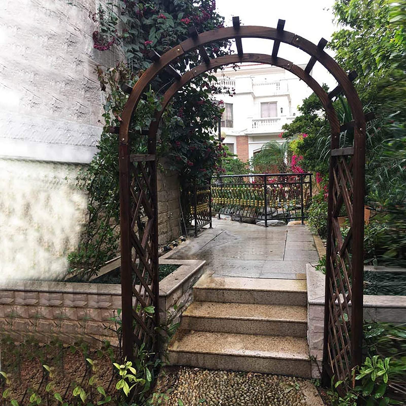 Drewniana altana ogrodowa pergola z donicami do roślin pnących, idealna do ślubnego łuku ogrodowego i dekoracji na przyjęcie weselne