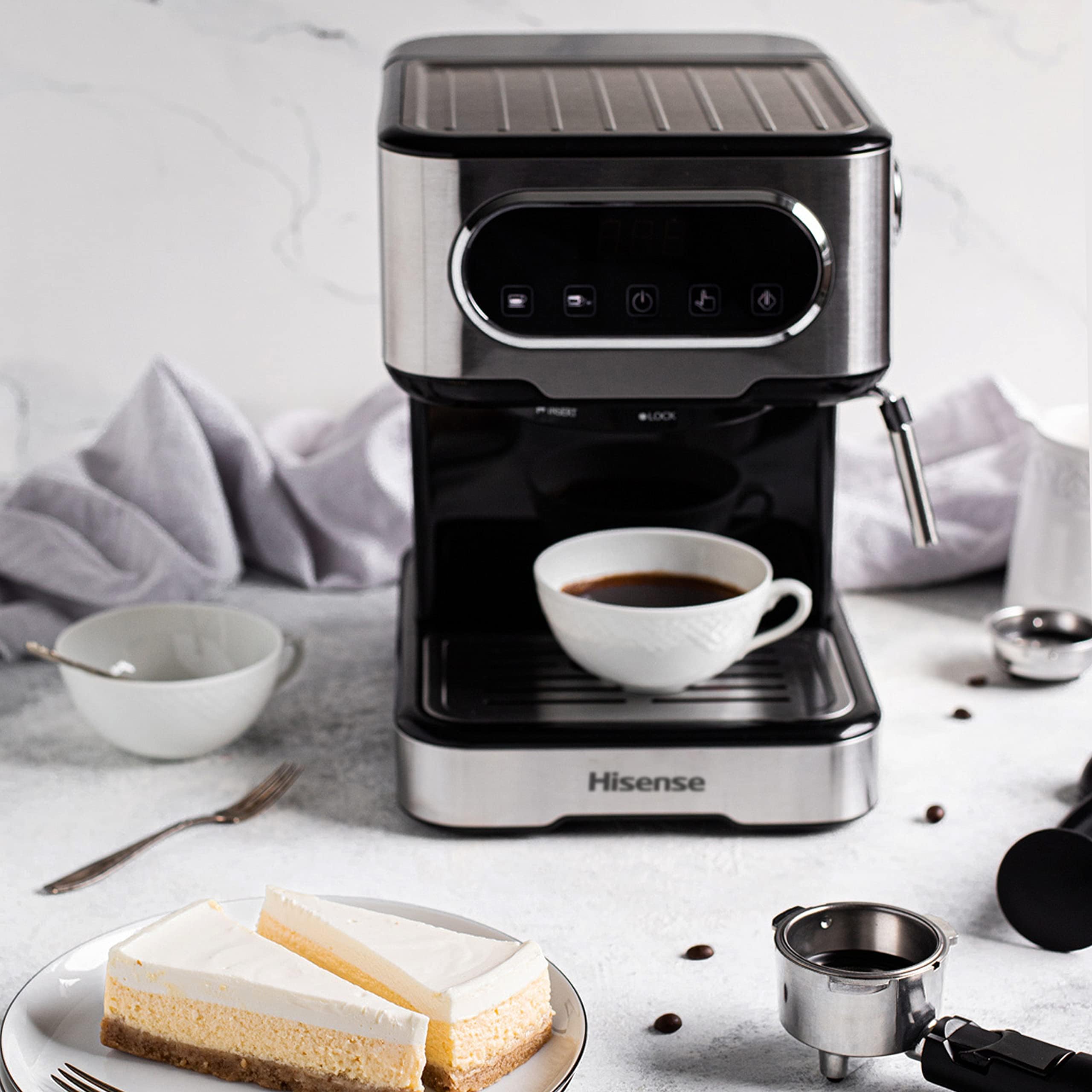Hisense, HESCM15DBK, Machine à expresso manuelle, moulue et compatible avec dosettes ESE 44 mm, Mousseur à lait automatique et manuel, pression 15 bar, écran tactile, 1100W, Silver, 27,4 x 30 x 27,2